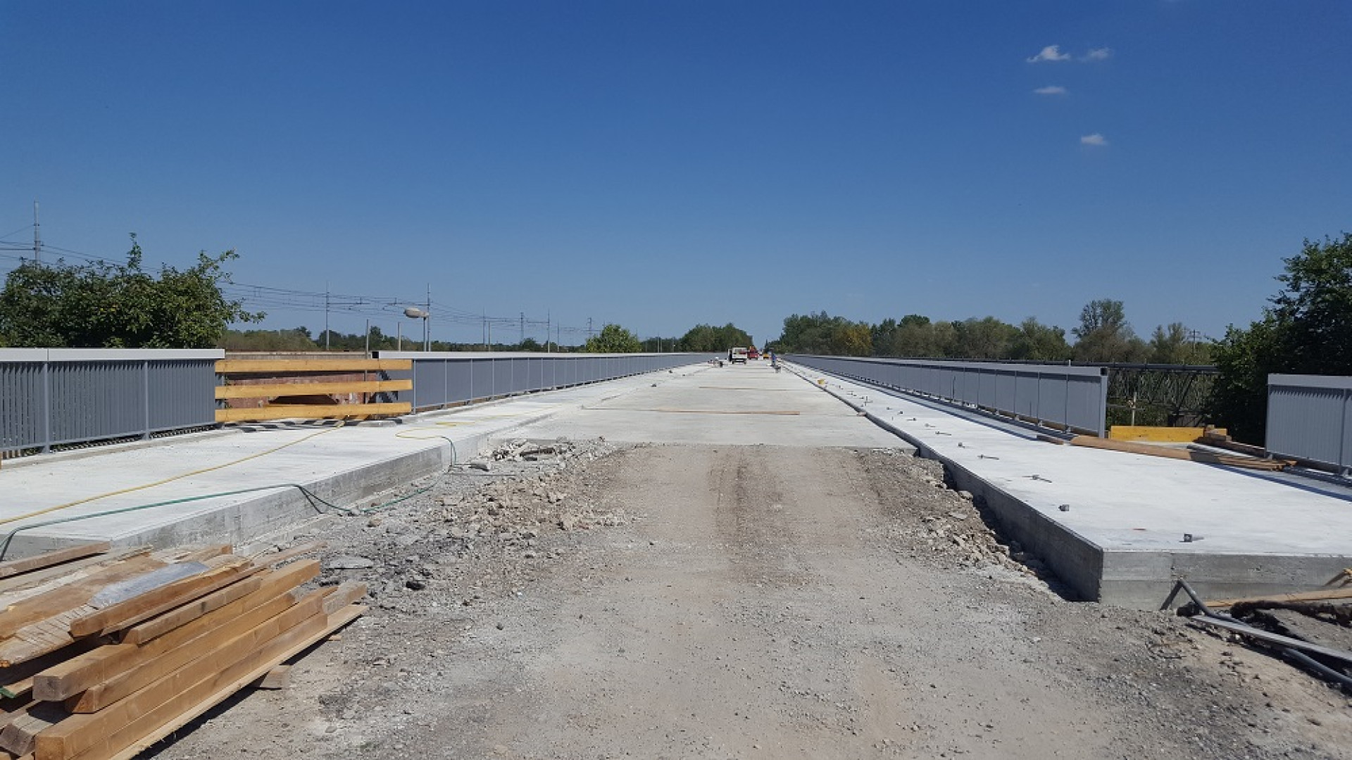 Lavori al ponte Trebbia, iniziato l'impianto-luci per la ciclabile