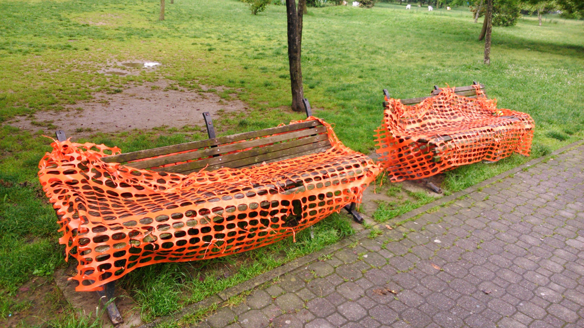 Giardini di via Arrigoni, panchine distrutte dal oltre un anno. Pericolose per i bambini