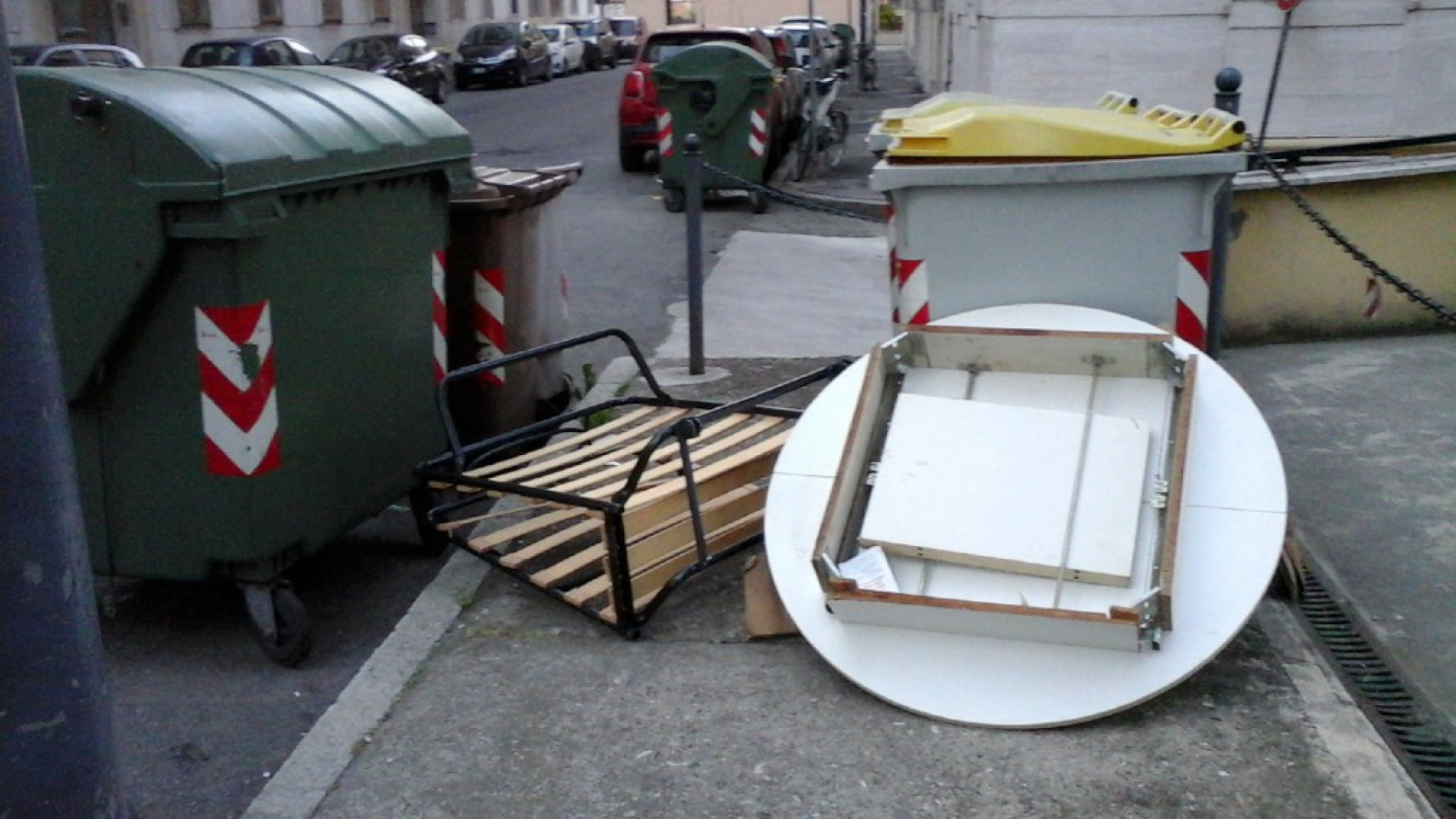 Un tavolo, un letto: c'è aria di sbaracco in via delle Teresiane. Ma è inciviltà