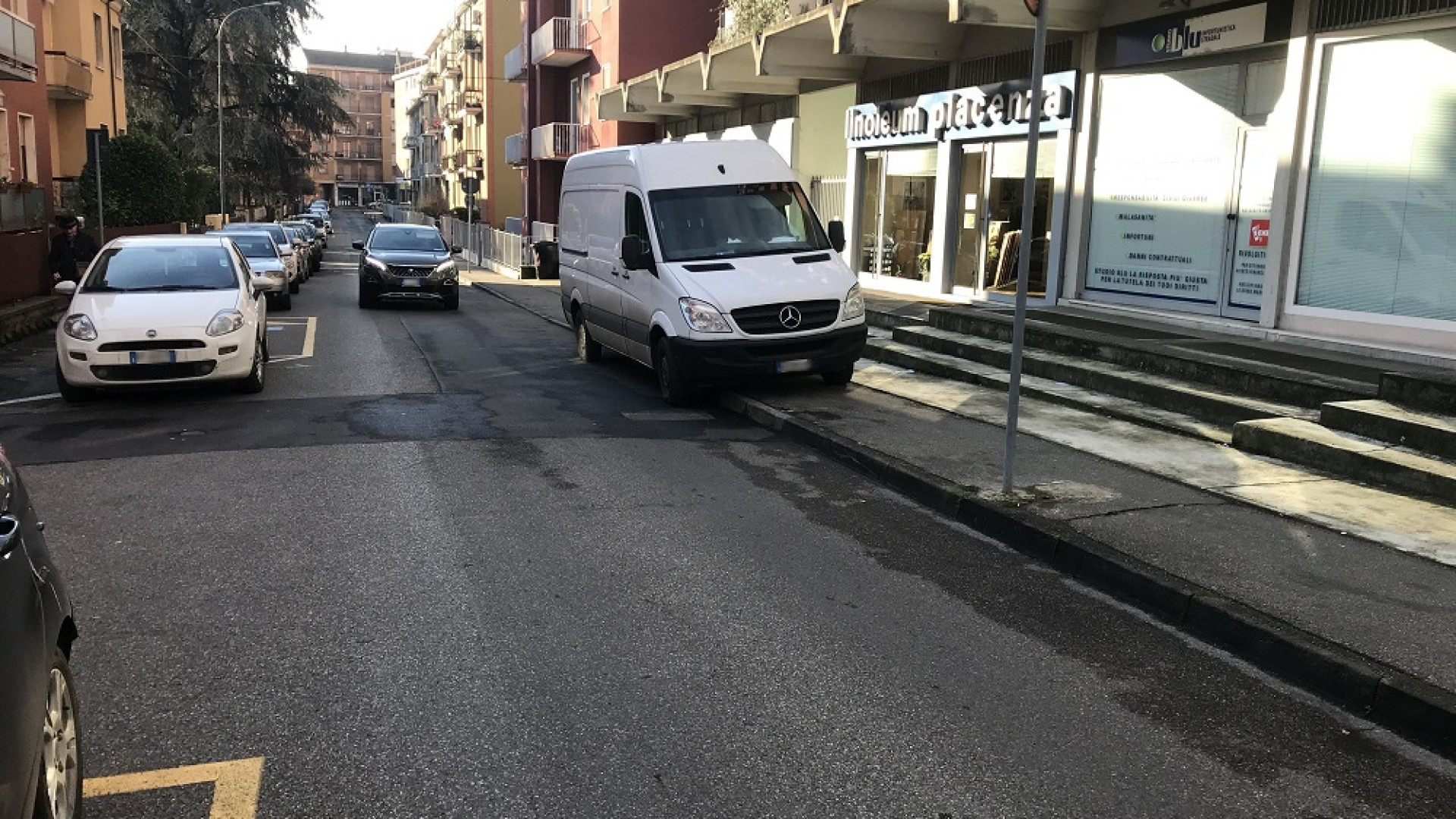"Auto sempre posteggiate sul marciapiede". E' allarme sosta selvaggia