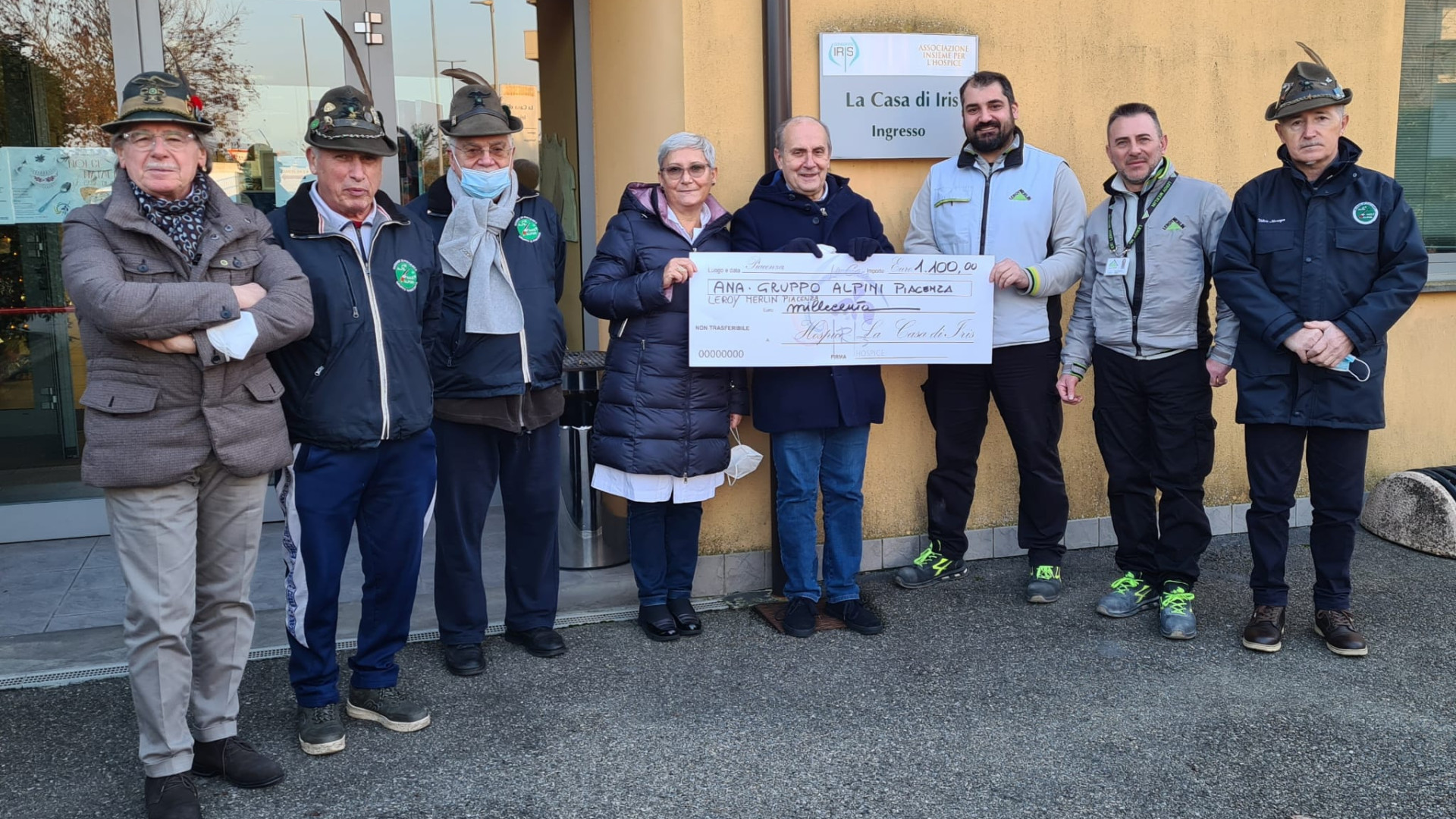 Grazie alla castagnata degli alpini di Piacenza donati oltre mille euro a Casa di Iris