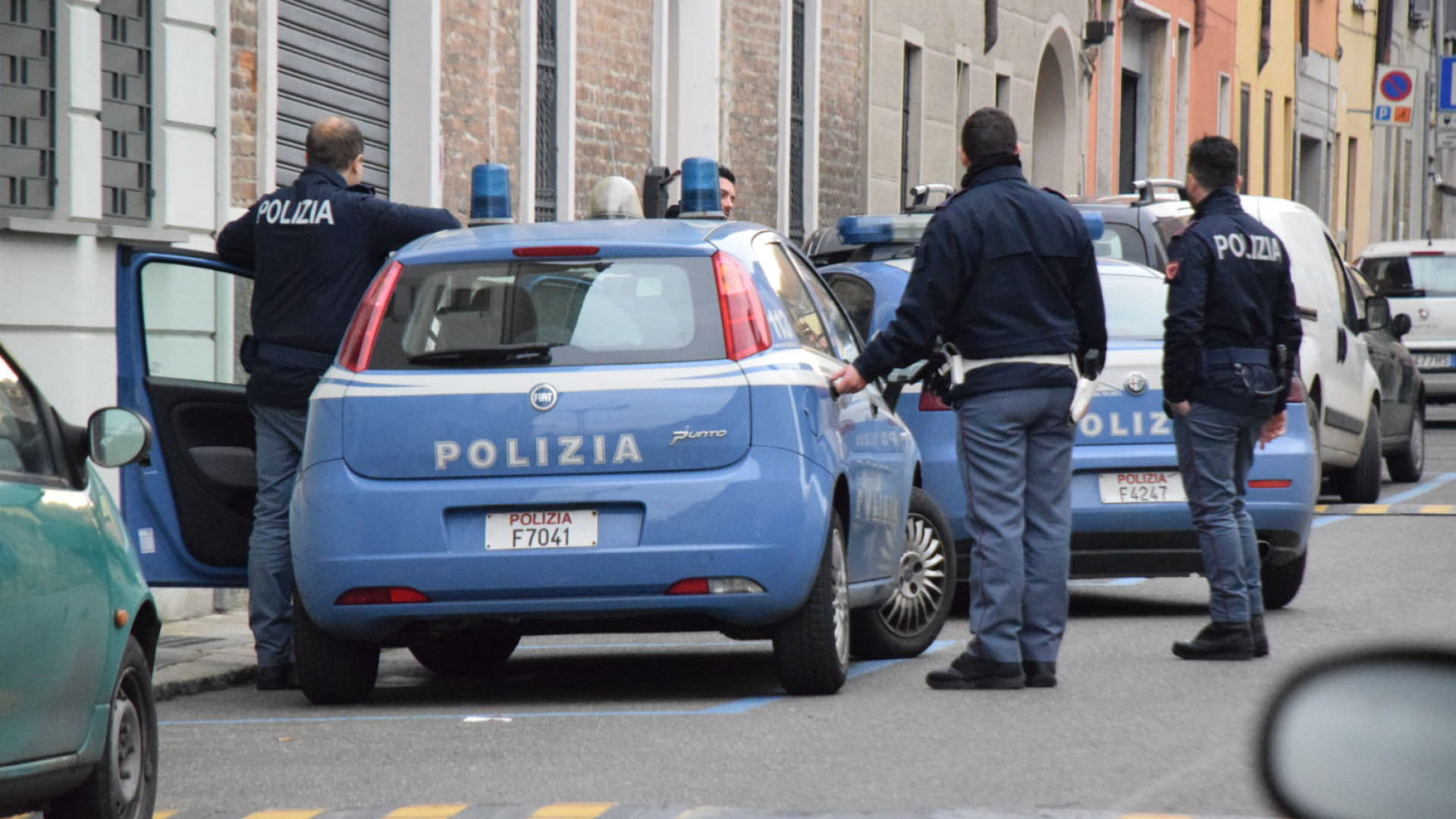 Senzatetto cercano rifugio nell’ex Camuzzi picconando una parete