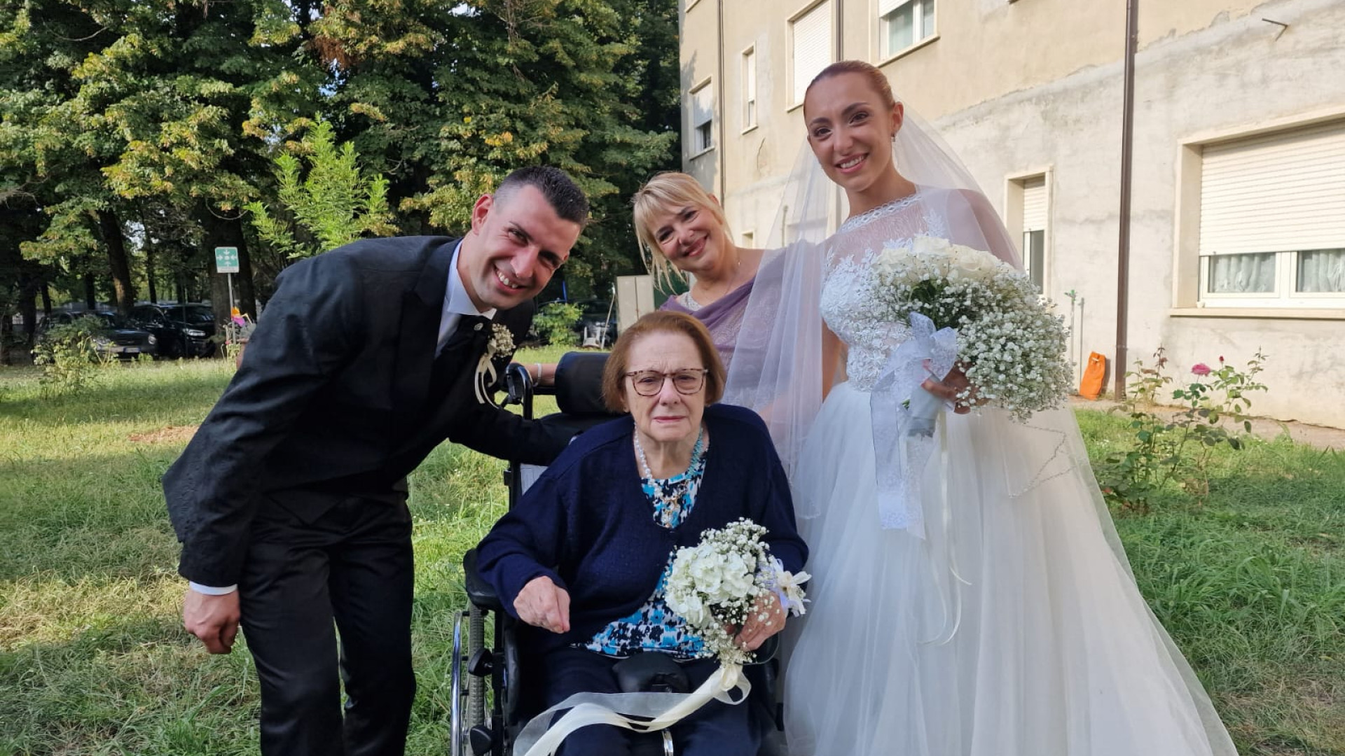 La nonna non può andare al matrimonio, la nipote si sposa nella casa di riposo