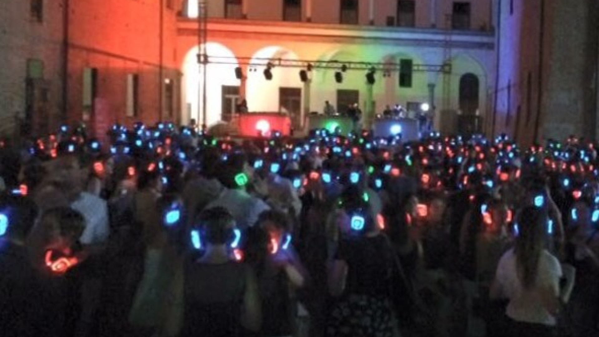 Più di mille persone a palazzo Farnese per il party silenzioso