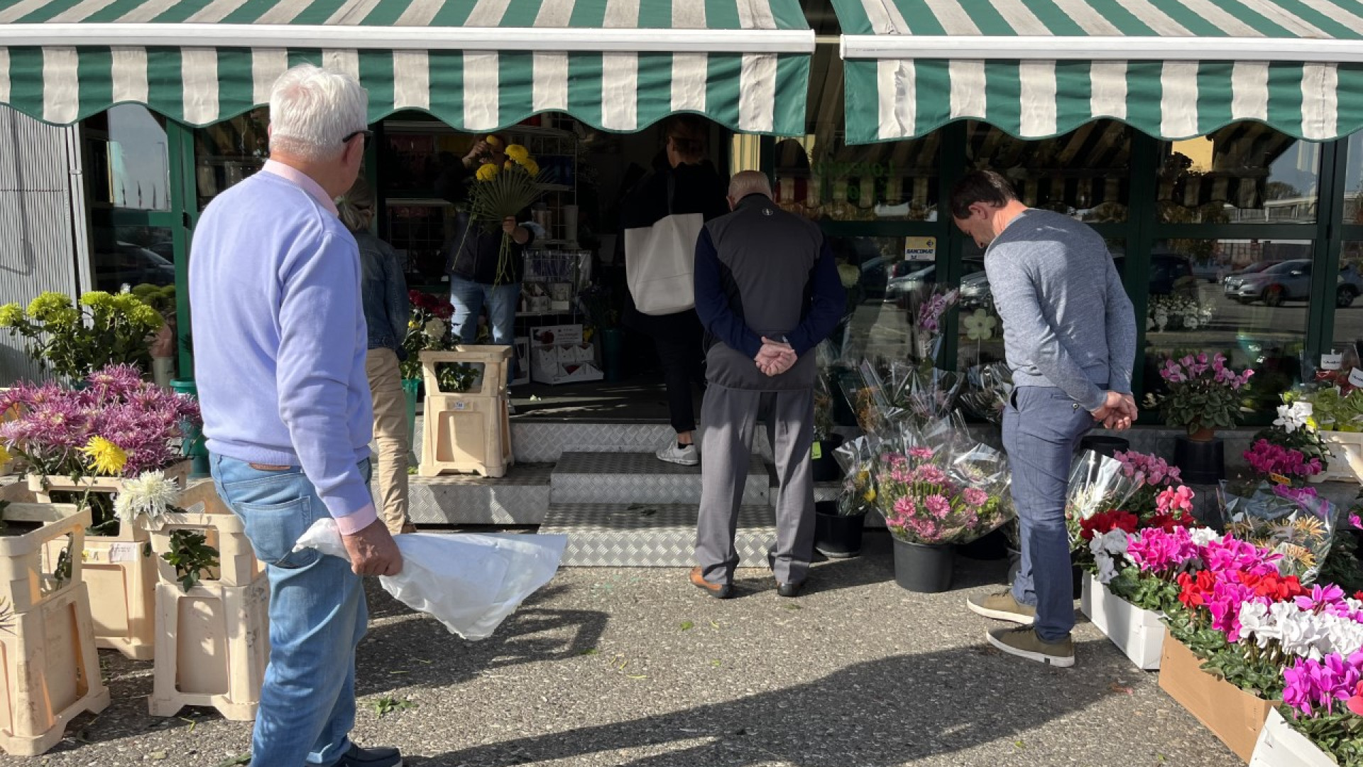 Commemorazione defunti: code dai fioristi. "Tutti chiedono lo sconto"