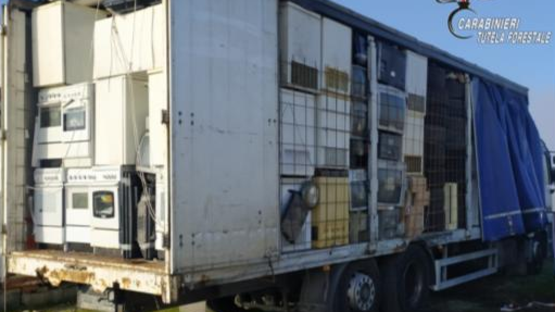 Traffico illecito di rifiuti pericolosi verso l'Africa: sette uomini denunciati