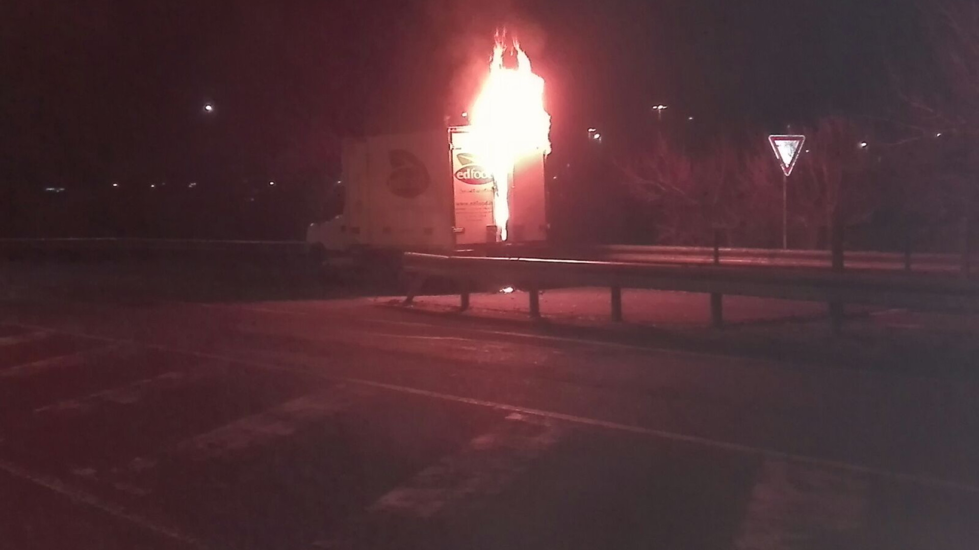Furgone in fiamme nella mattinata in tangenziale, intervengono i pompieri