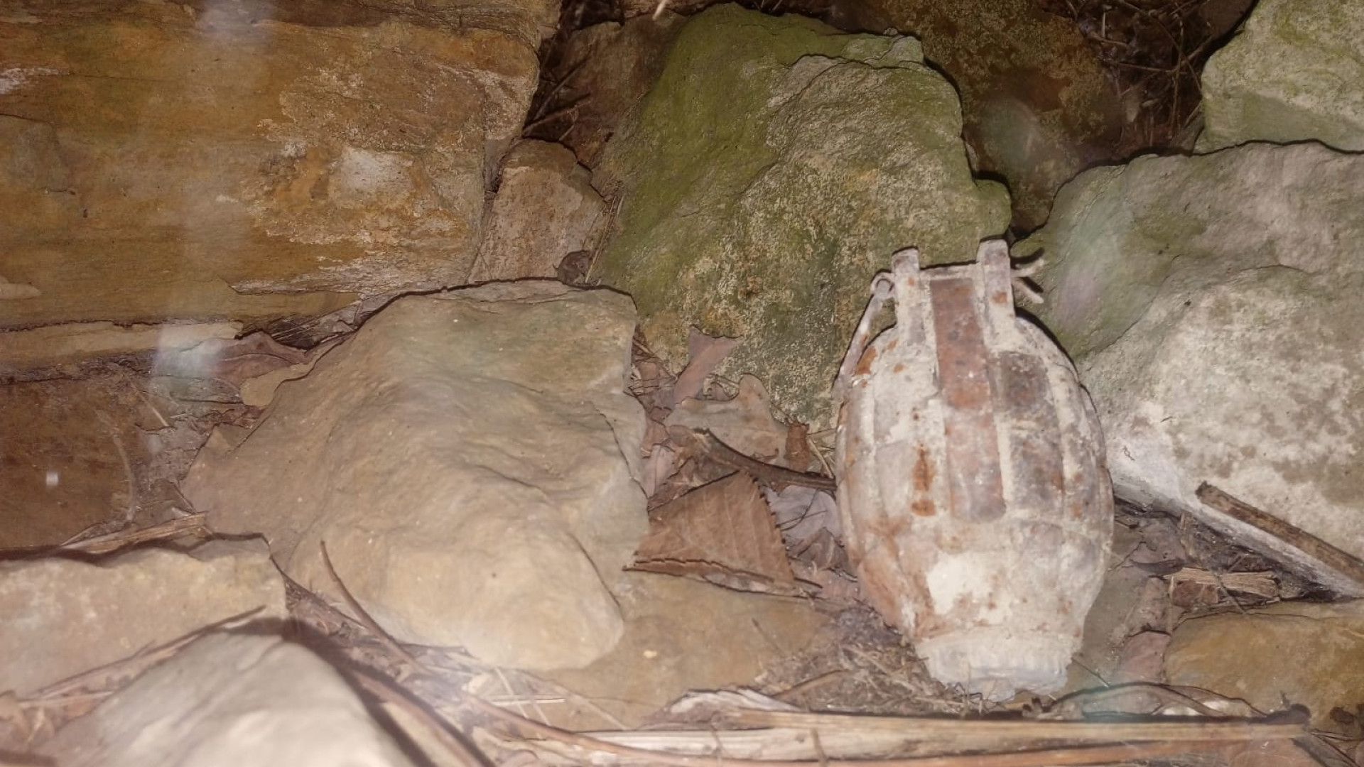 Spunta una bomba a mano della Seconda guerra mondiale: i Pontieri la fanno brillare