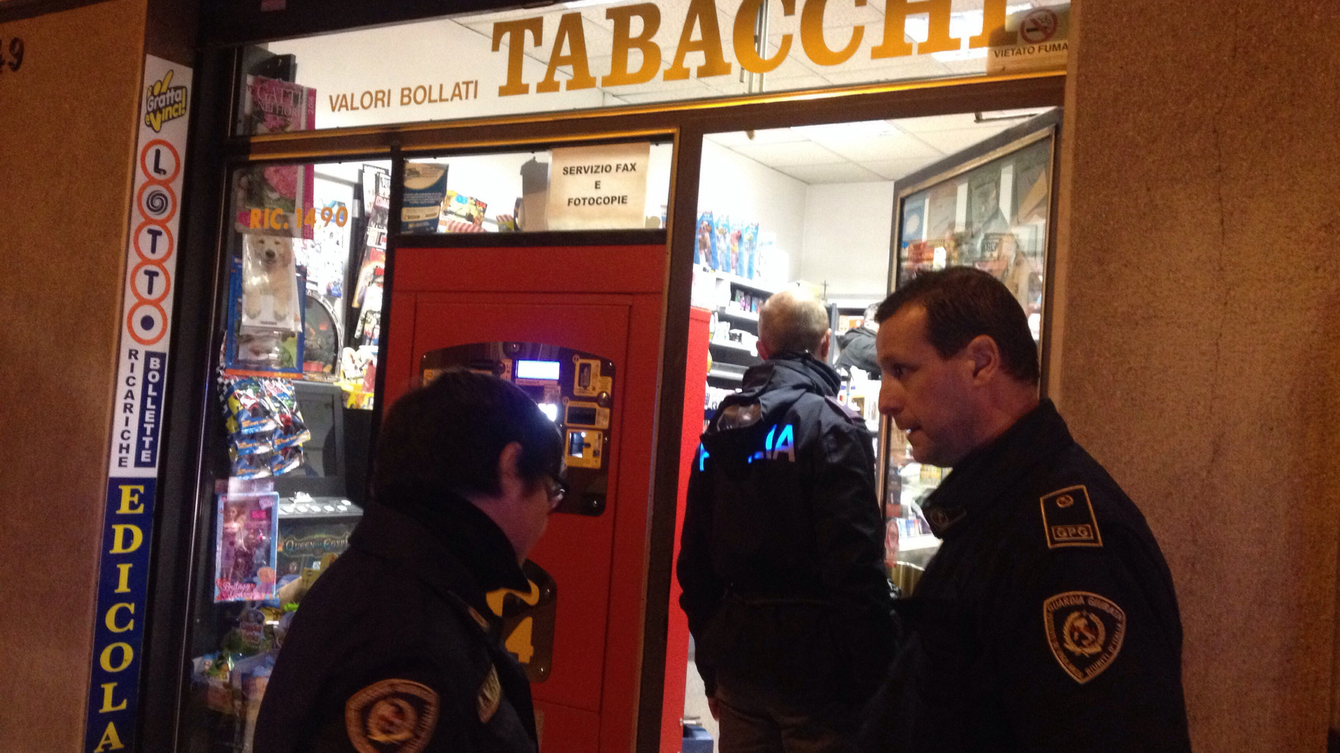 Rapine ai tabaccai, negozianti esasperati. L'appello: "Unitevi"