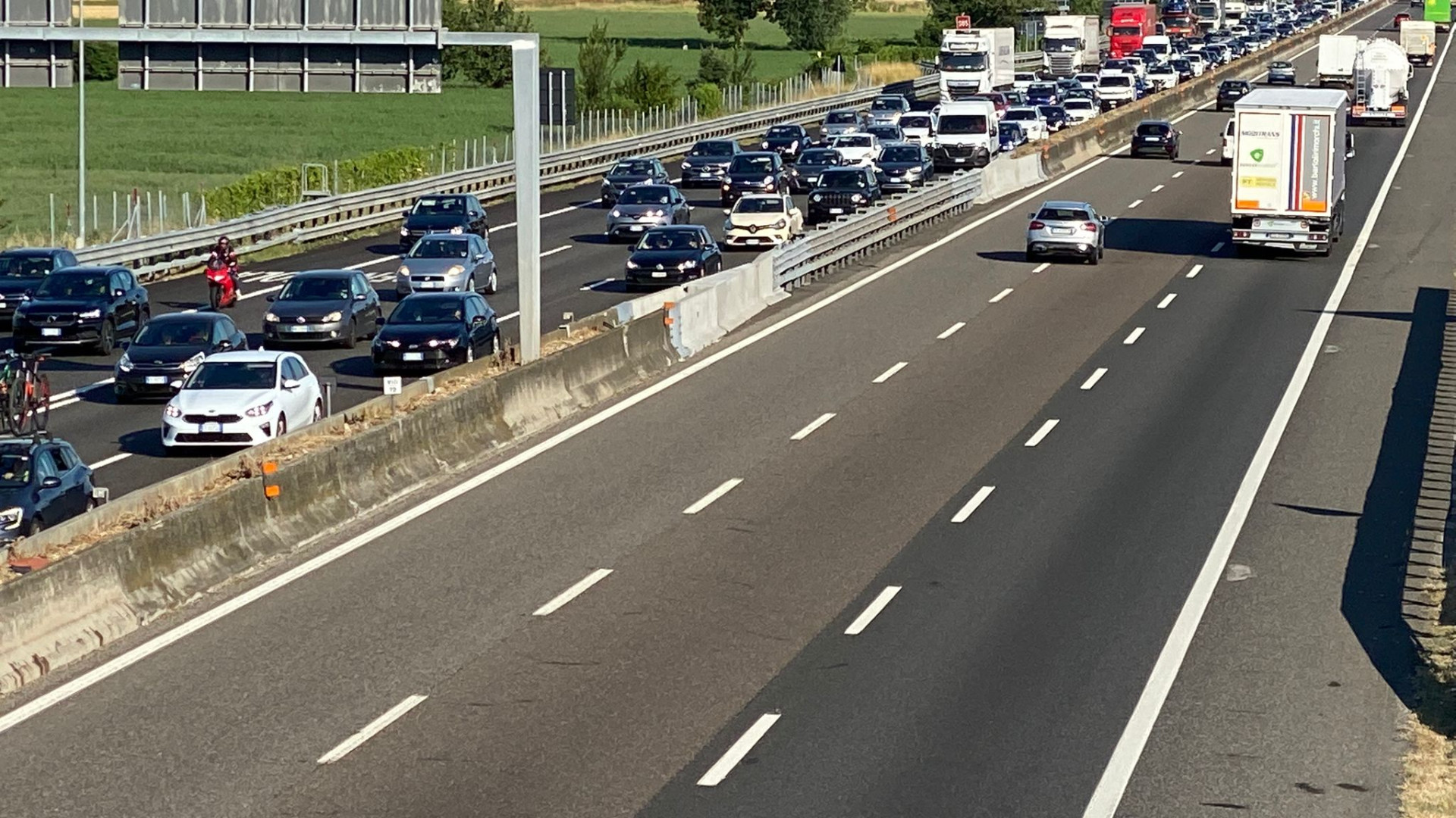 Tamponamento tra quattro auto in A1 a Fiorenzuola, lunghe code verso sud
