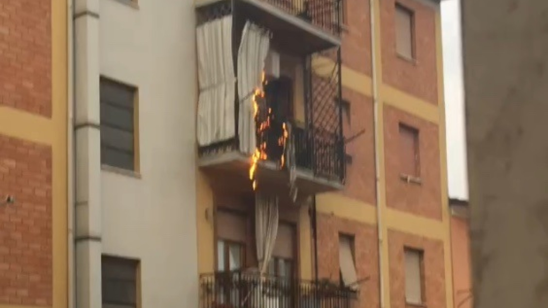 Paura in viale Dante: incendio sul terrazzo, anziana salvata dai pompieri. VIDEO