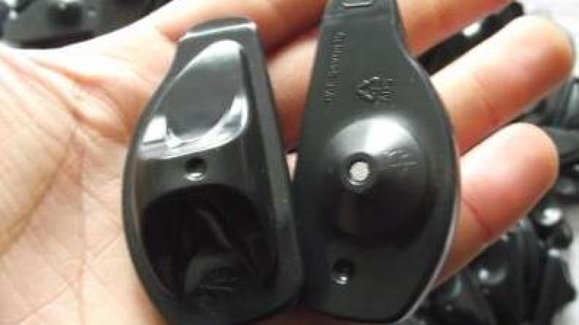 Toglie le placche antitaccheggio e tenta il furto in un negozio: arrestato