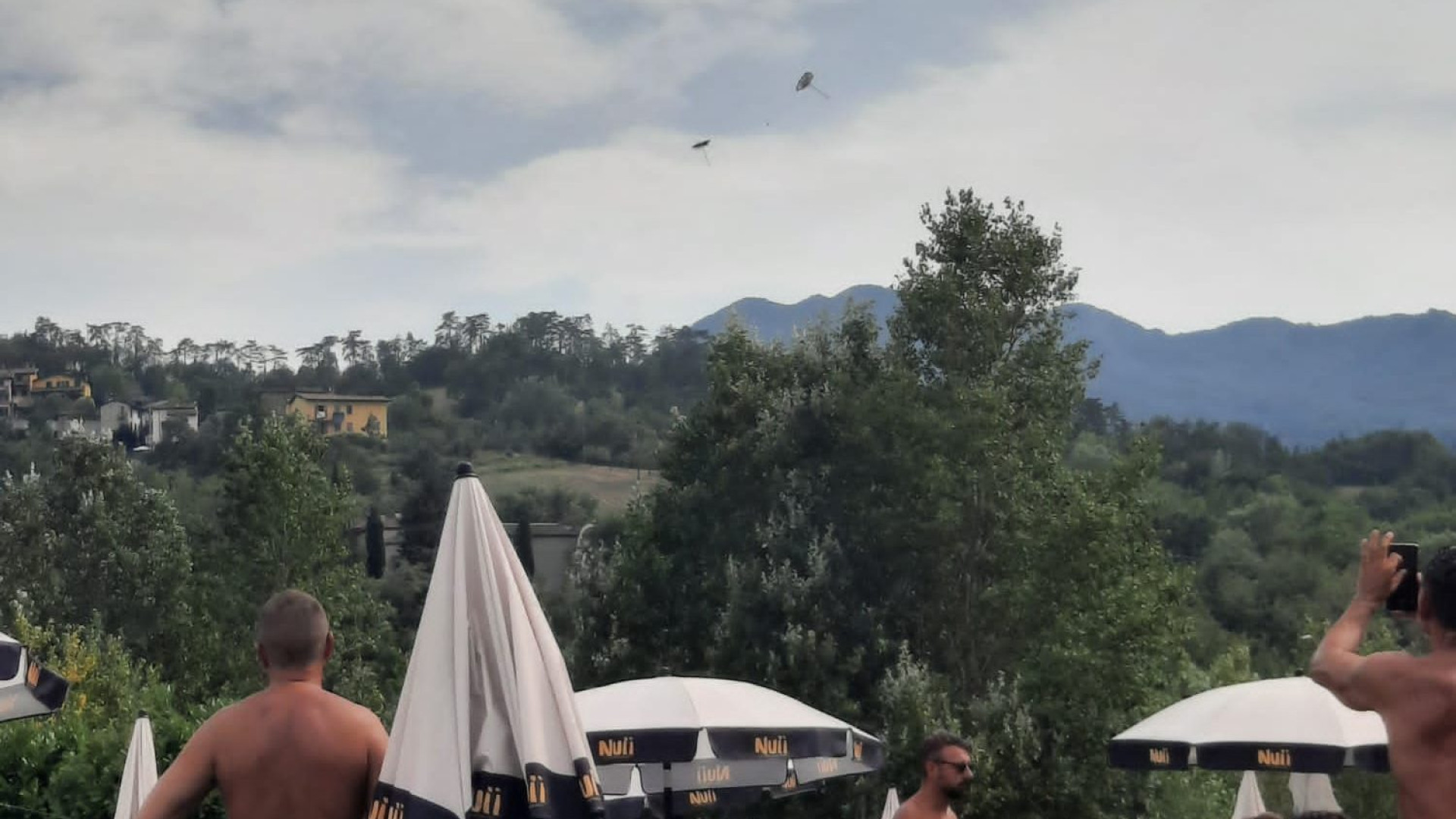 Ombrelloni "volano" a Perino dalla piscina alla Statale 45 dopo il vento torna il sole