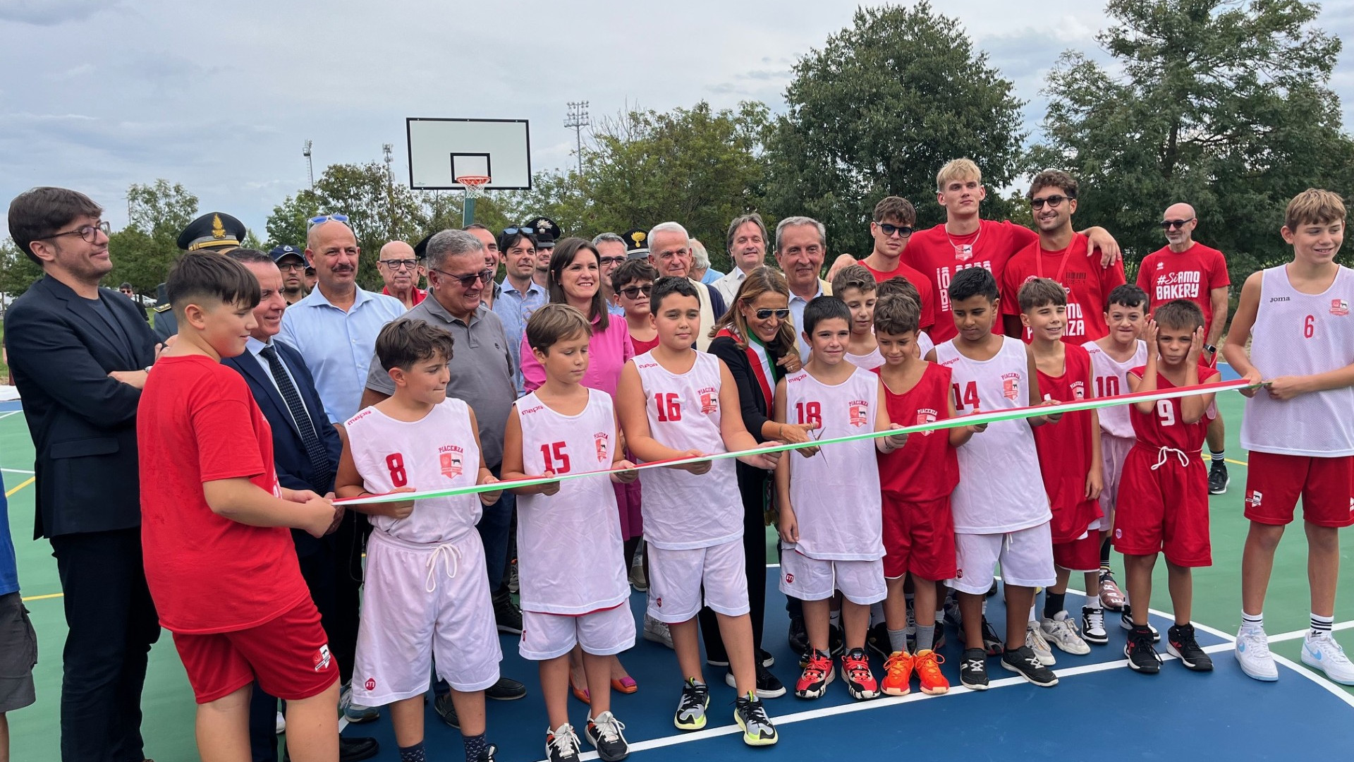 Il quartiere Farnesiana cambia volto: nuovo campo da basket e altre 16 opere