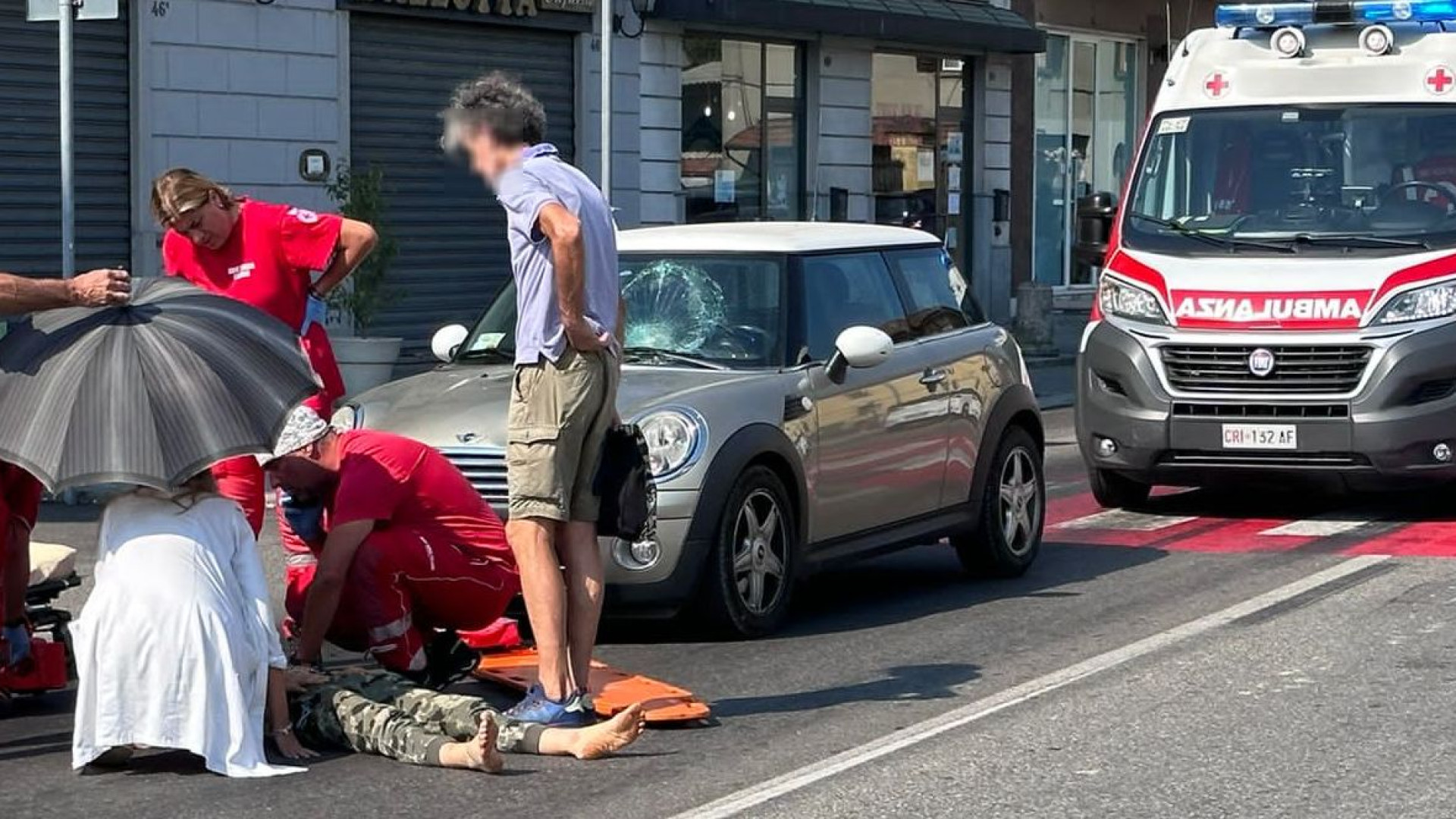 San Nicolò, donna investita da un'auto in via Emilia: trasportata in ospedale