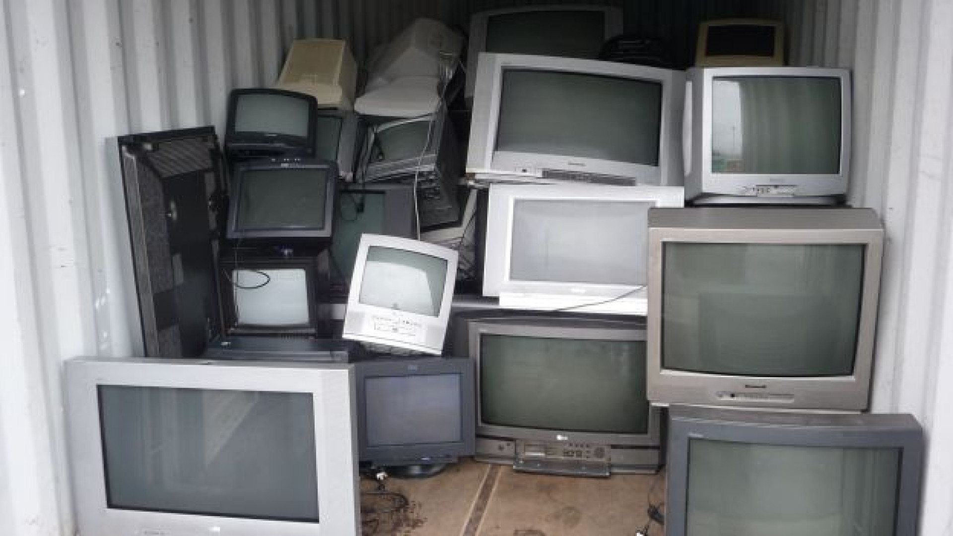 Discarica di via Pastore: si prendono a botte per un vecchio televisore