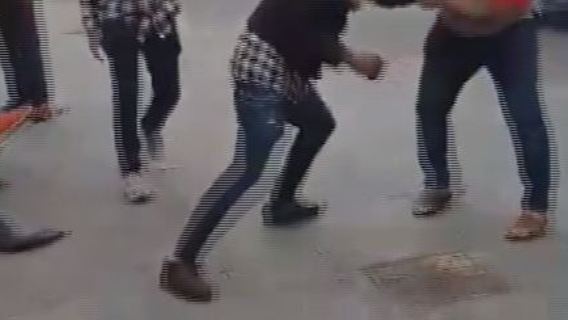 Rissa in centro dietro le scuole, testimoni: "Sembrava un regolamento di conti"