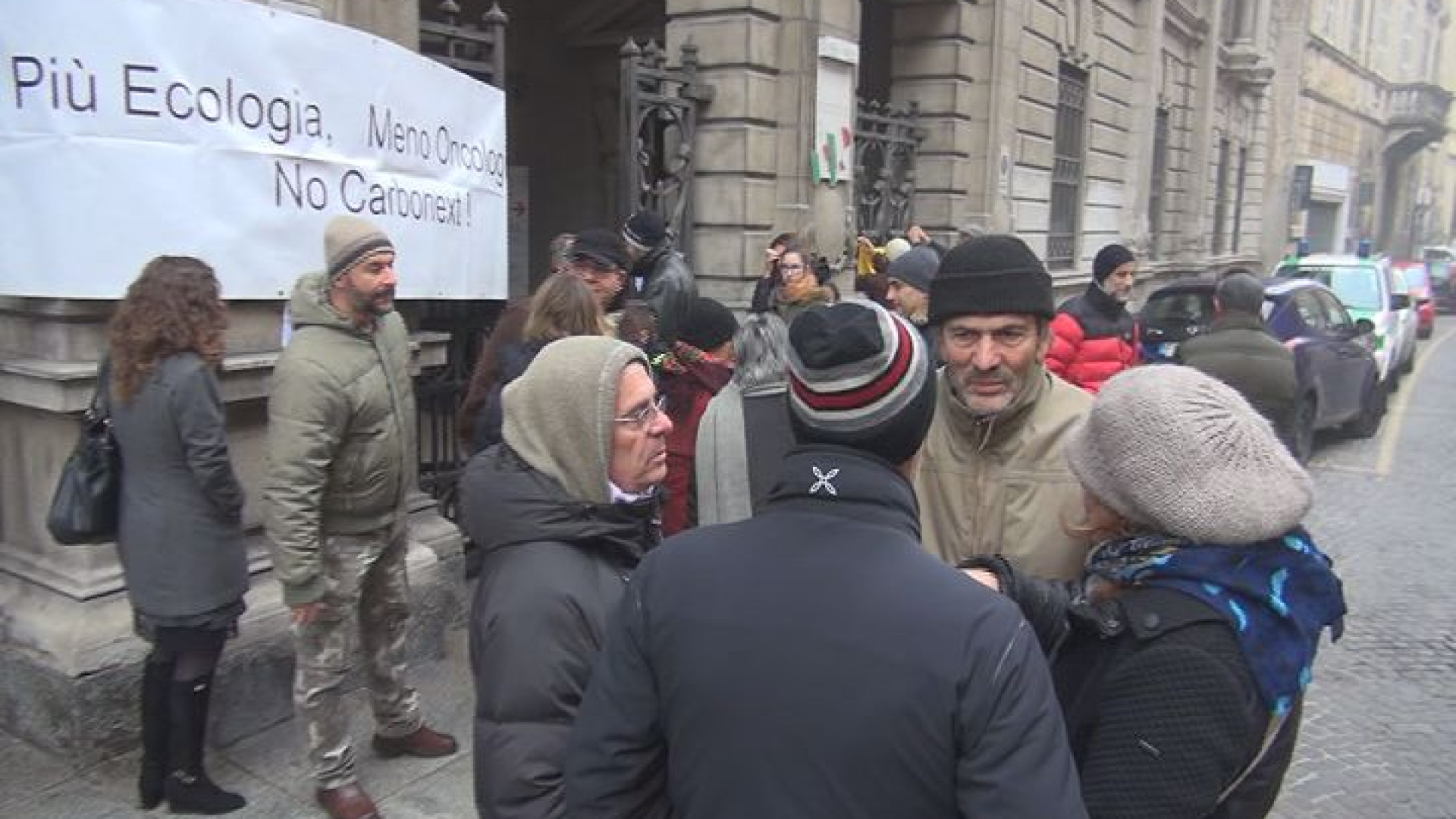 Carbonext, ancora nulla di fatto. Protesta davanti alla Provincia