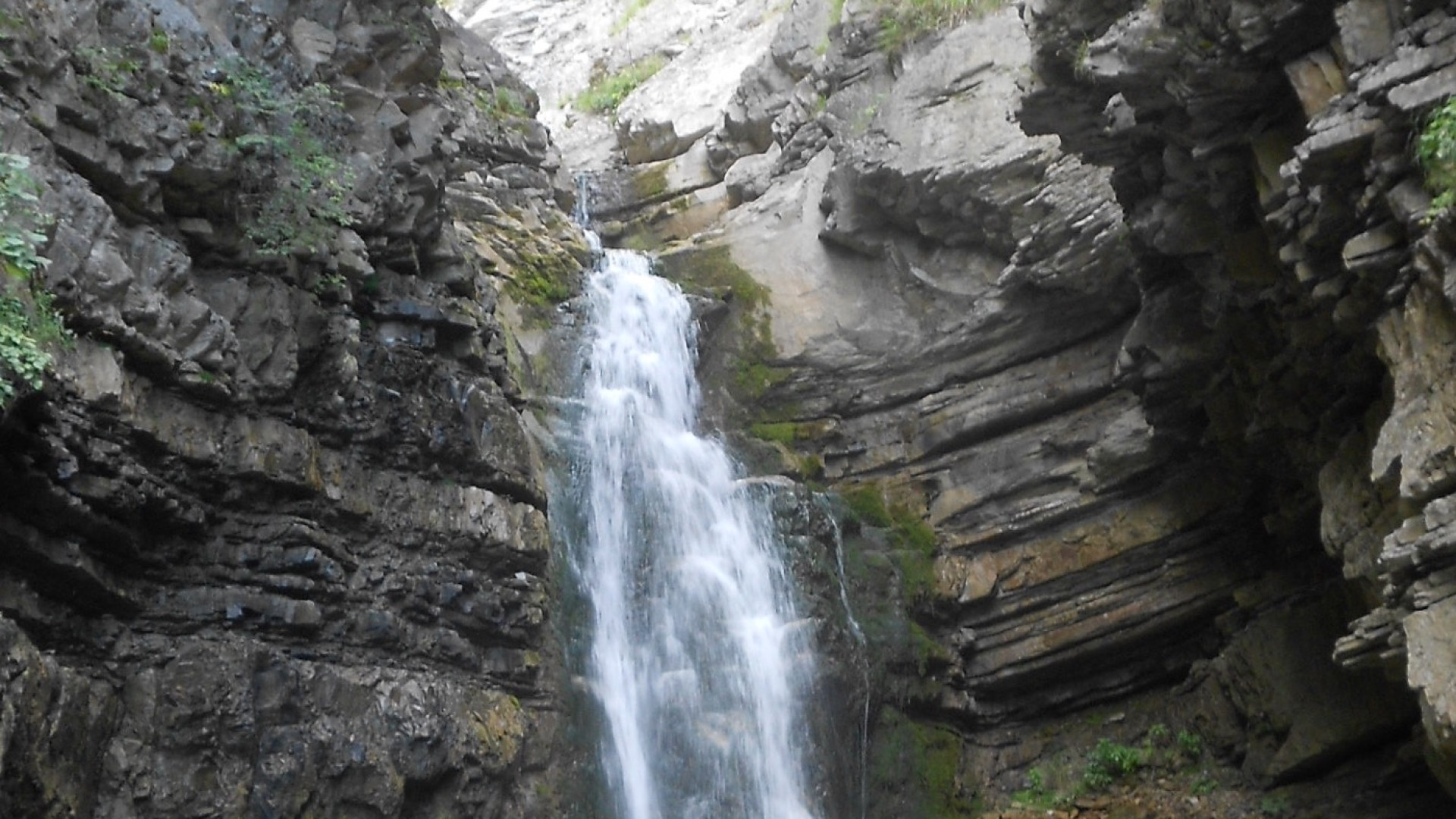 Volo di cinque metri alle cascate del Perino, grave un giovane