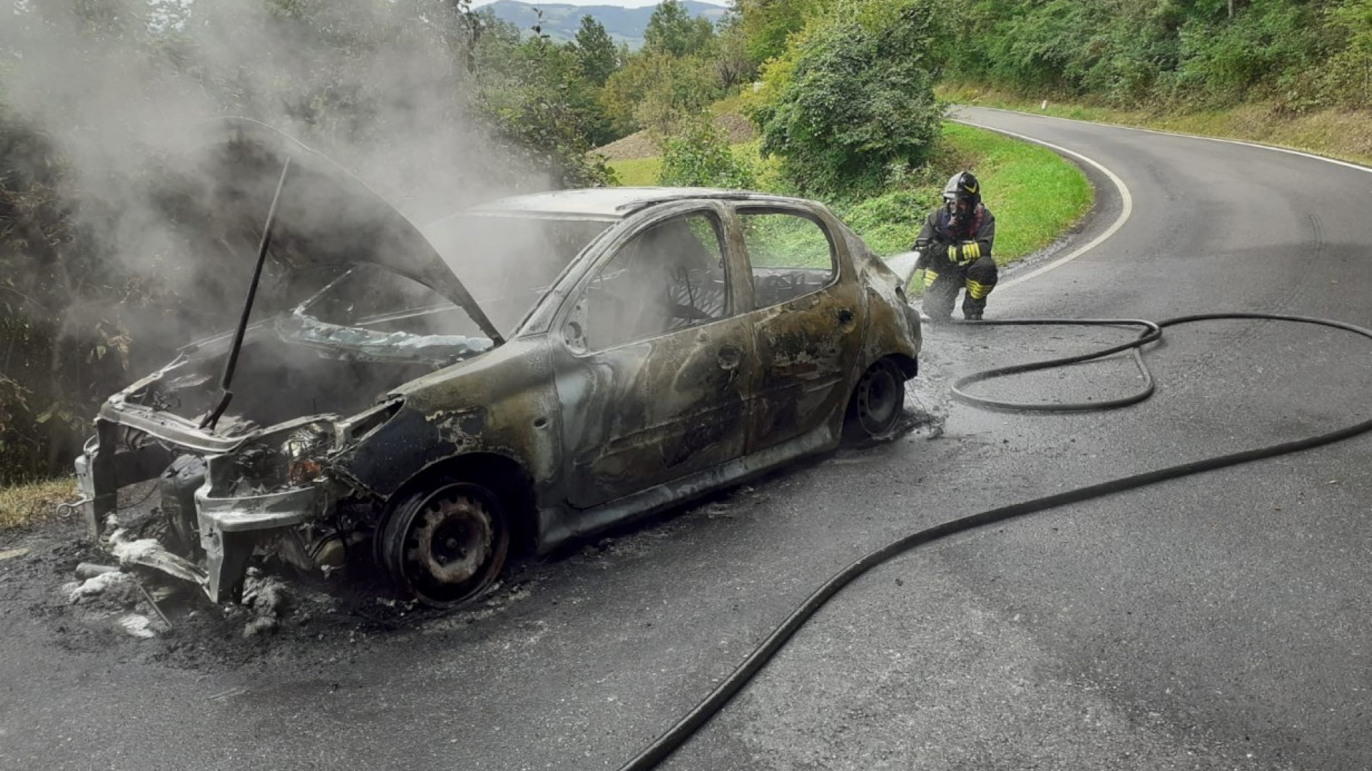 Passo del Cerro, scende appena in tempo dall'auto in fiamme