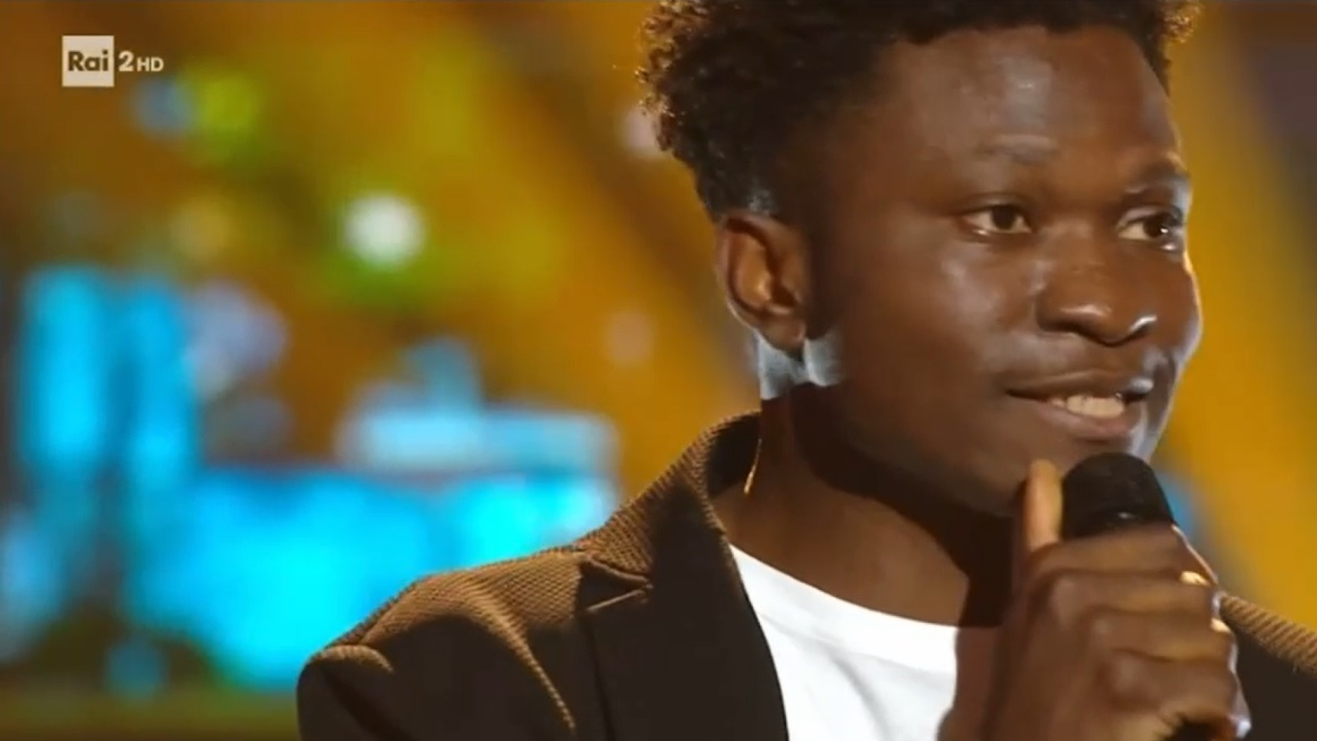Dalle strade di Piacenza al palco di Rai 2, Joebless emoziona il pubblico