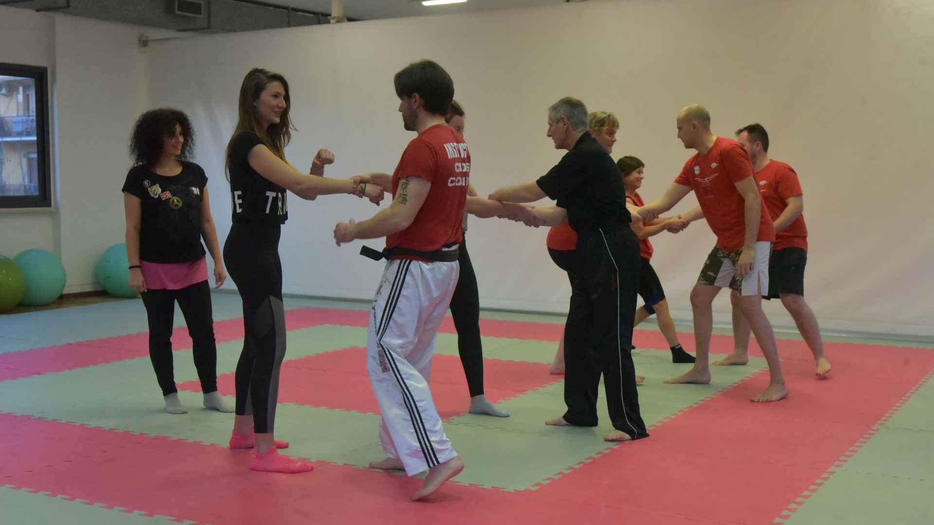 Cinquanta piacentine a lezione di autodifesa a colpi di arti marziali