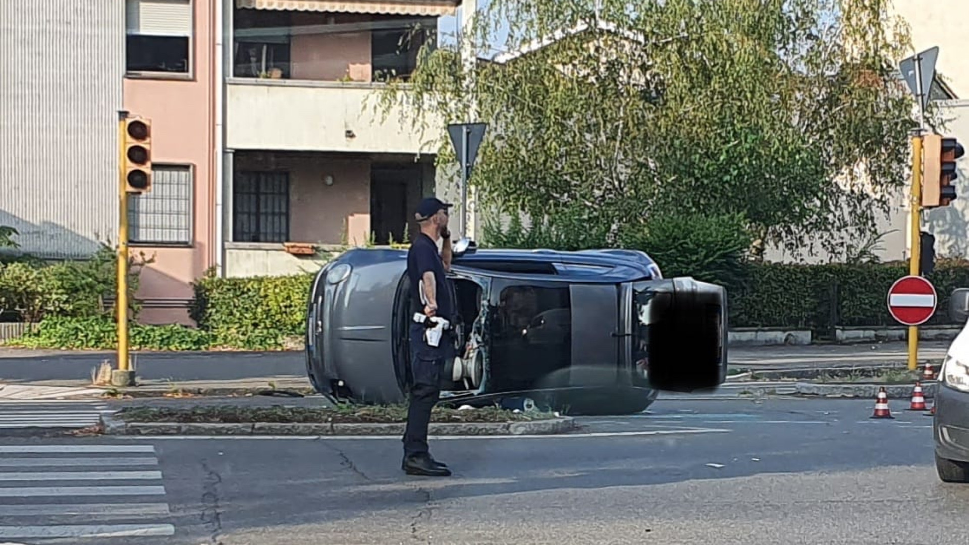 Scontro auto-furgone in via Cella: vettura ribaltata, una persona ferita