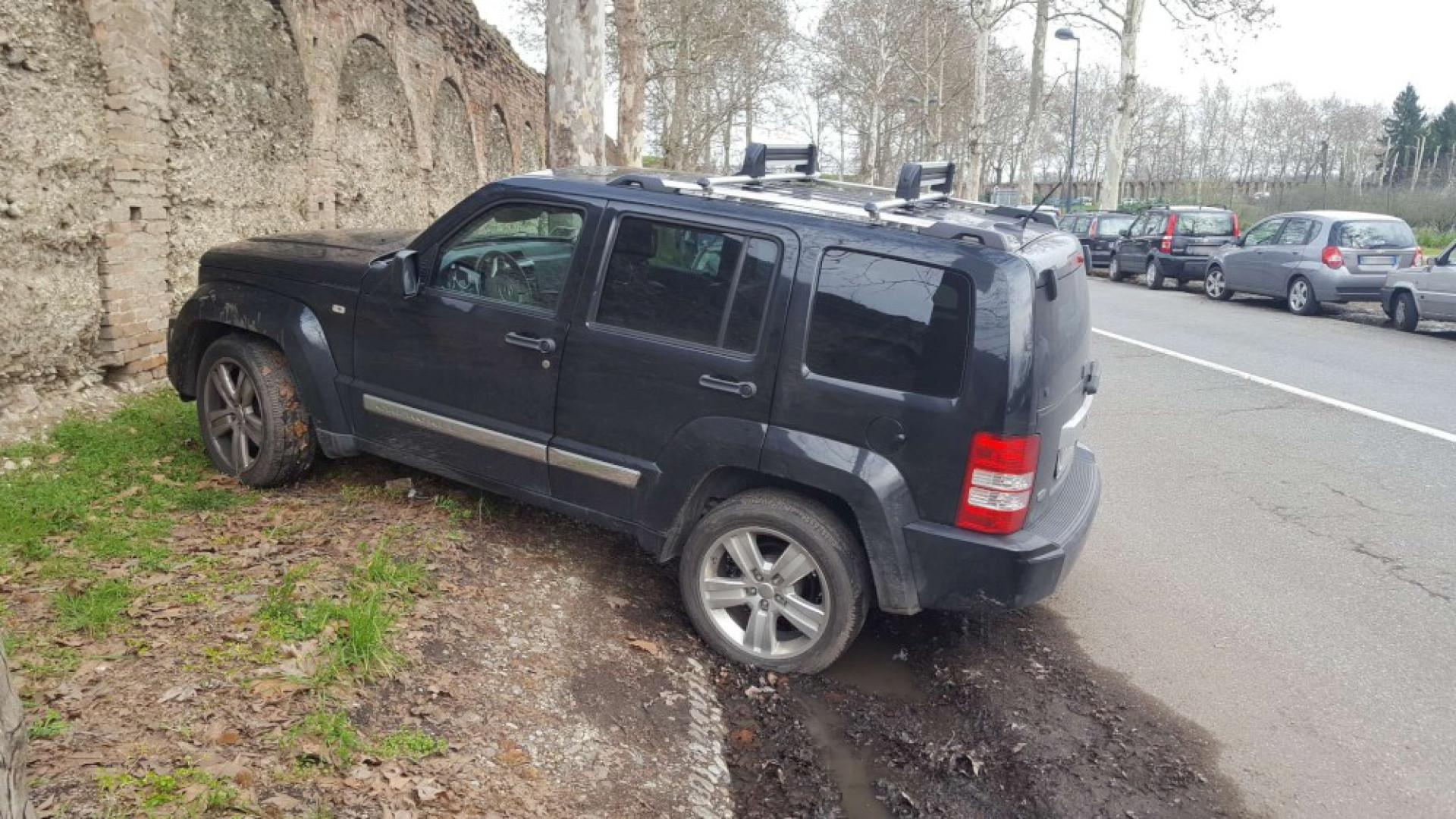 Via Anguissola: parcheggio vuoto. Via Tramello invasa dalle auto: "Interverremo"