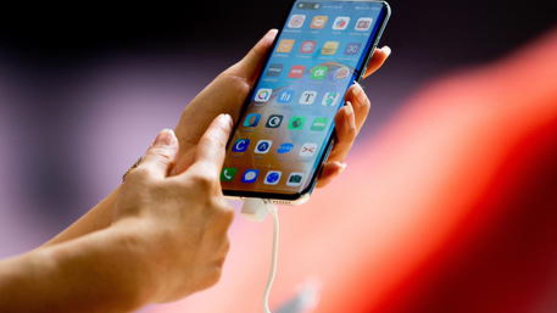 Ritrovati gli smartphone rubati in un negozio di telefonia sul Corso