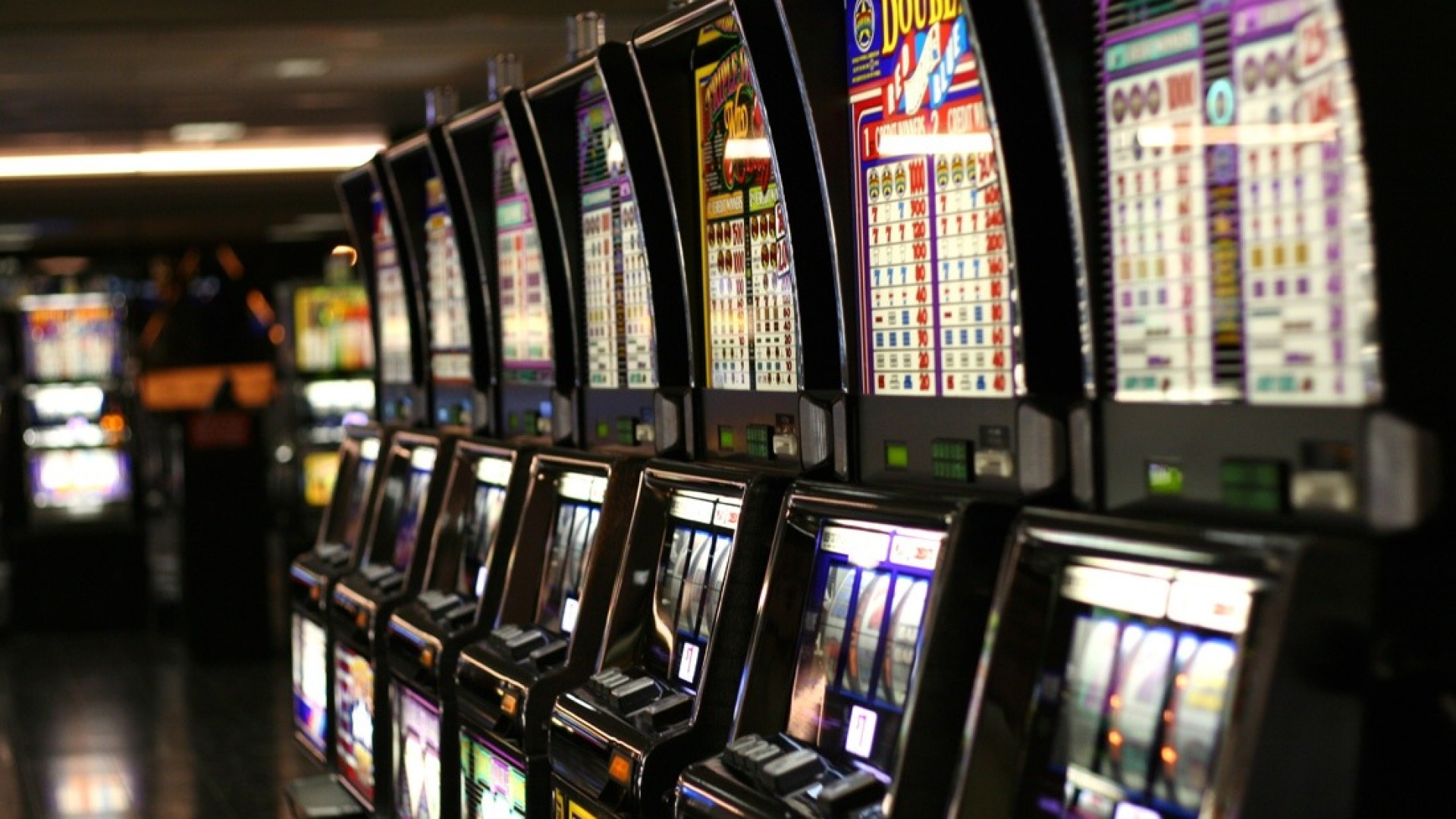 Assalto con pistola in sala giochi: cliente chiuso nel retro