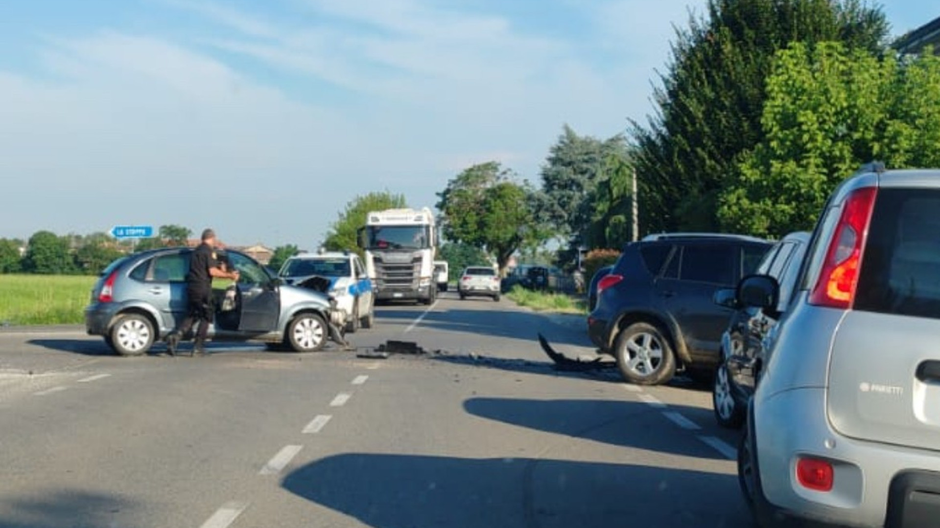 Rivergaro, frontale tra due auto sulla provinciale: 27enne in ospedale
