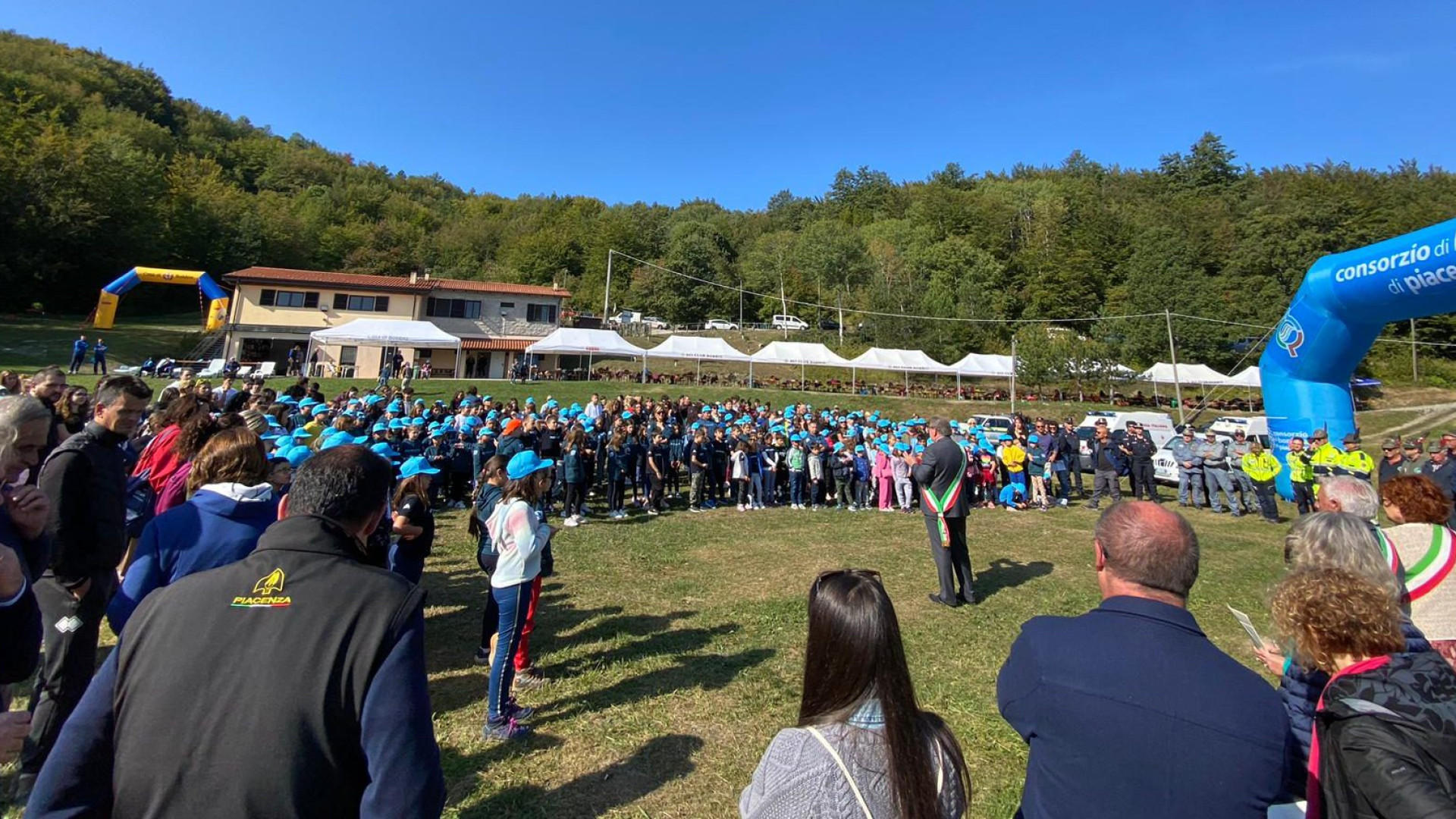 A Ceci lezione all'aria aperta e piantati dagli studenti settanta nuovi alberi