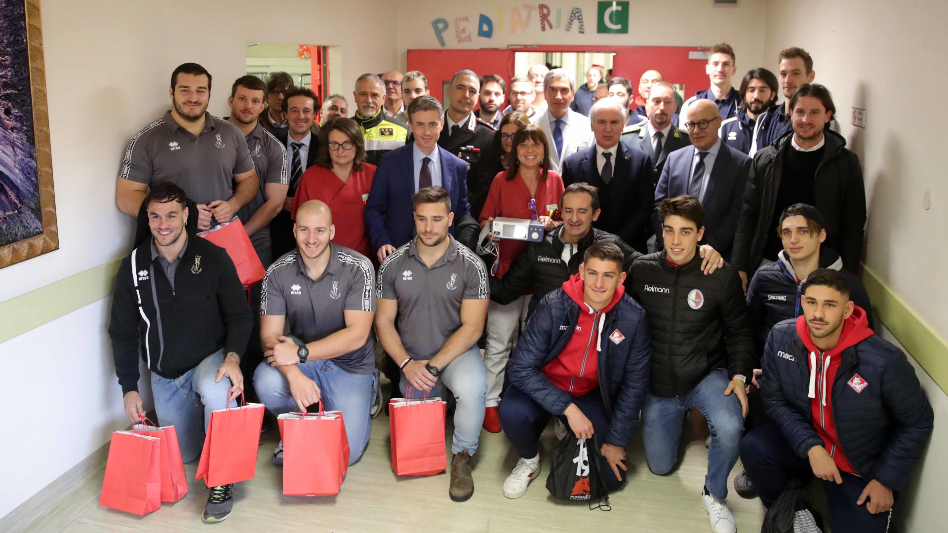 Doni di Natale ai piccoli della pediatria: lo sport piacentino si mobilita