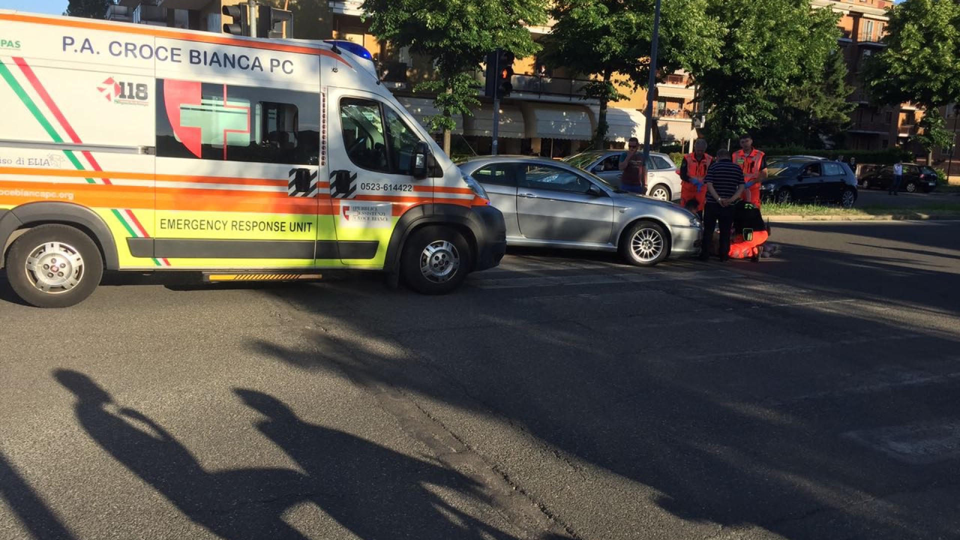 Paura in via Martiri della Resistenza, donna investita da un'auto