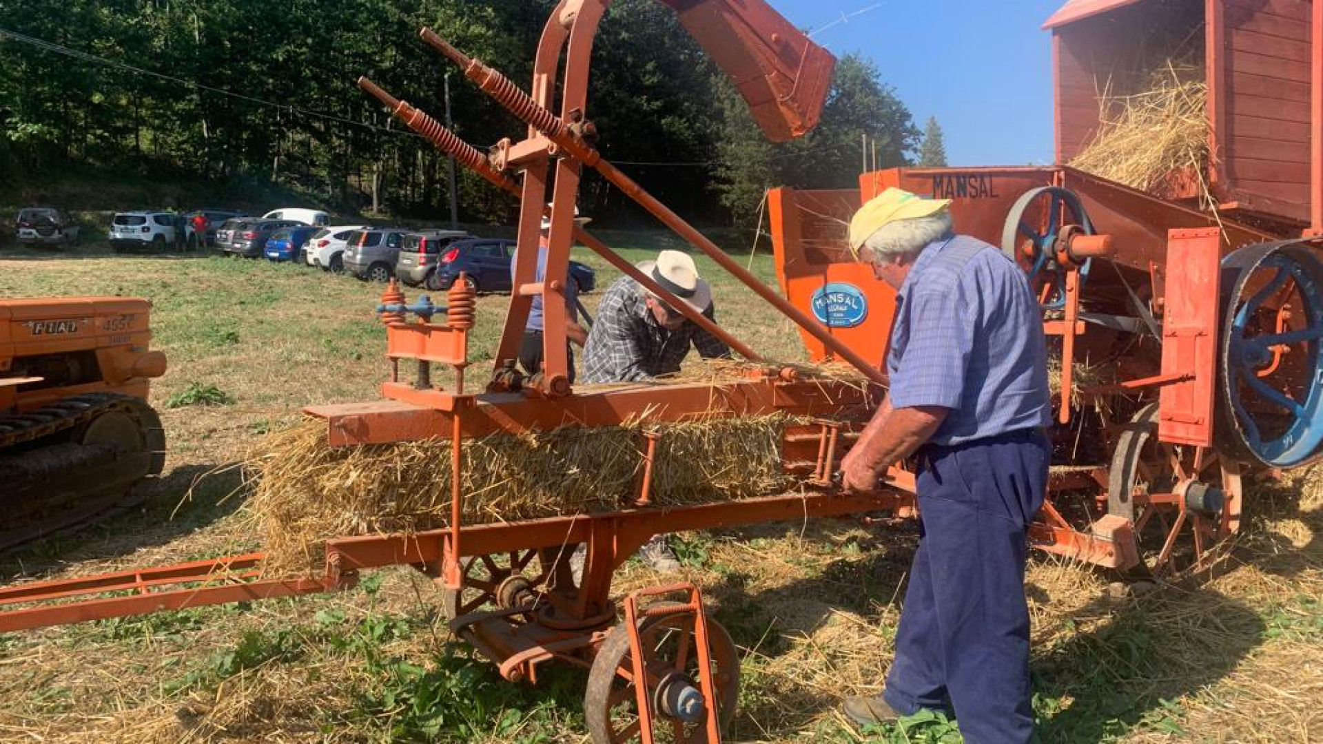 A Campi di Ottone arriva la vecchia trebbiatrice e si fa festa come una volta