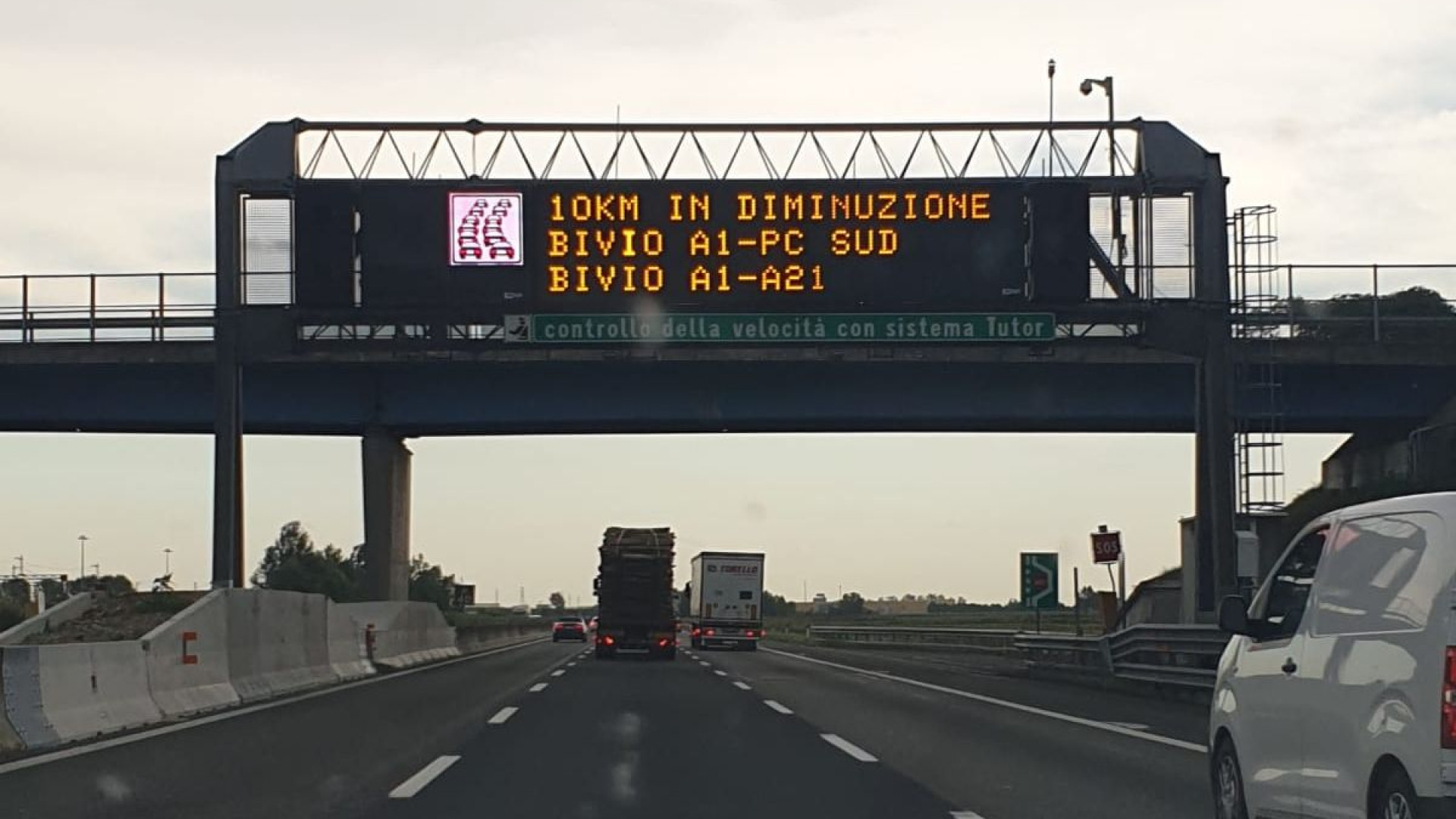 Incidente in coda per curiosi in autostrada a Fiorenzuola: un morto e tre feriti