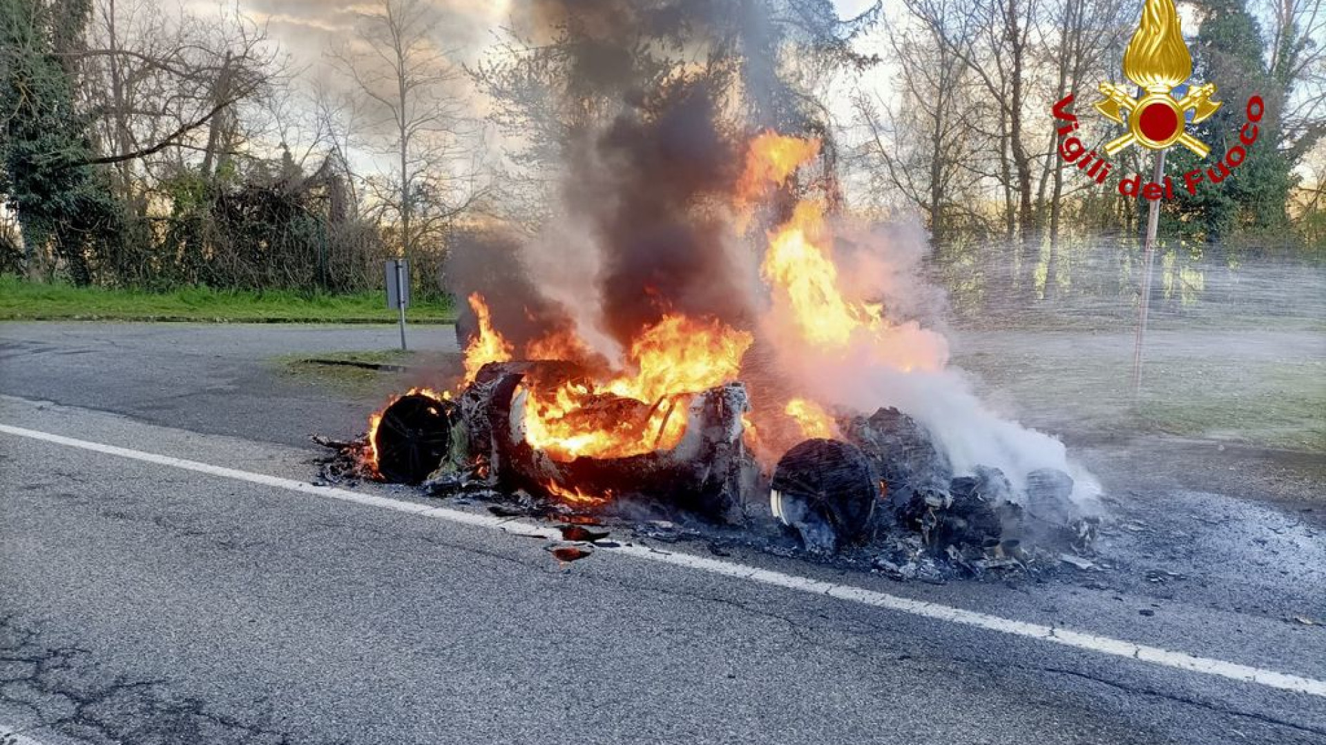 Una Ferrari prende fuoco davanti al Croara golf e in pochi minuti si carbonizza