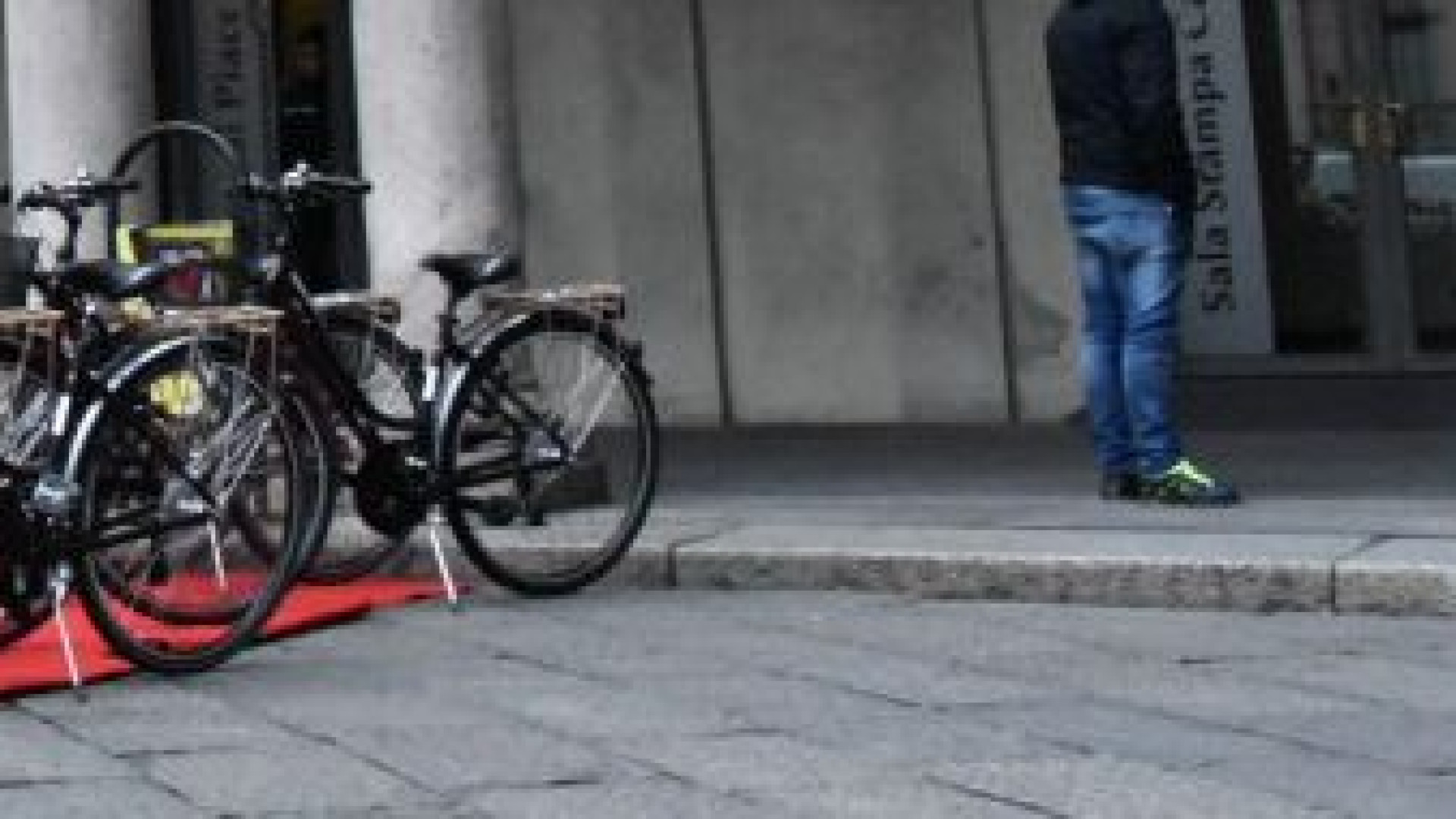 Sale in Comune per prenotare un banchetto elettorale, intanto gli rubano la bici