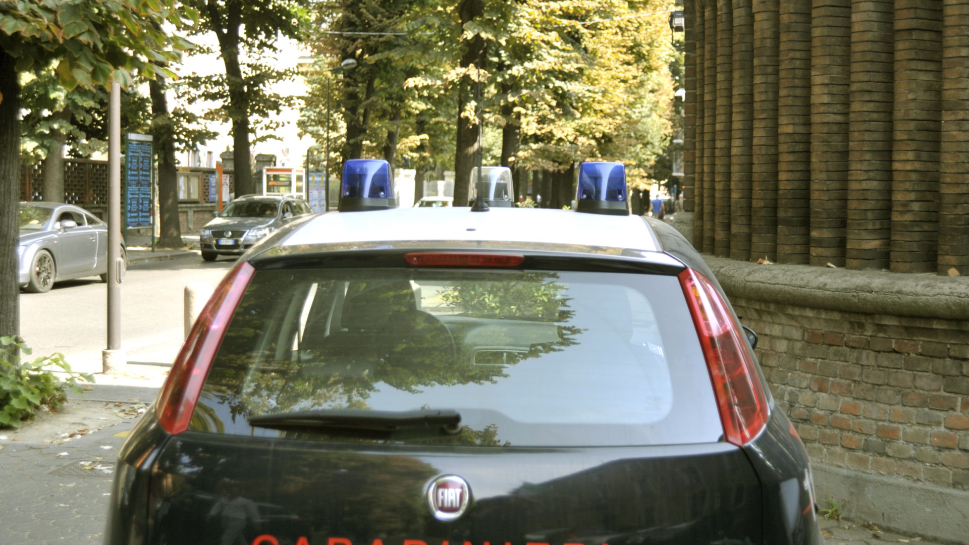 Besurica, 64enne ostaggio in auto di due minori. Denunciati dai carabinieri