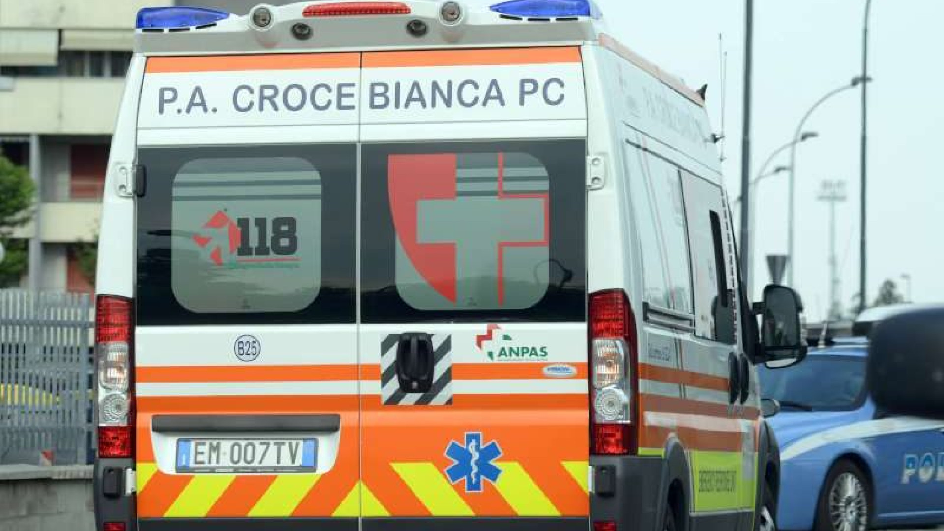 Incidente in tangenziale sud: tre mezzi coinvolti, auto ribaltata e traffico in tilt