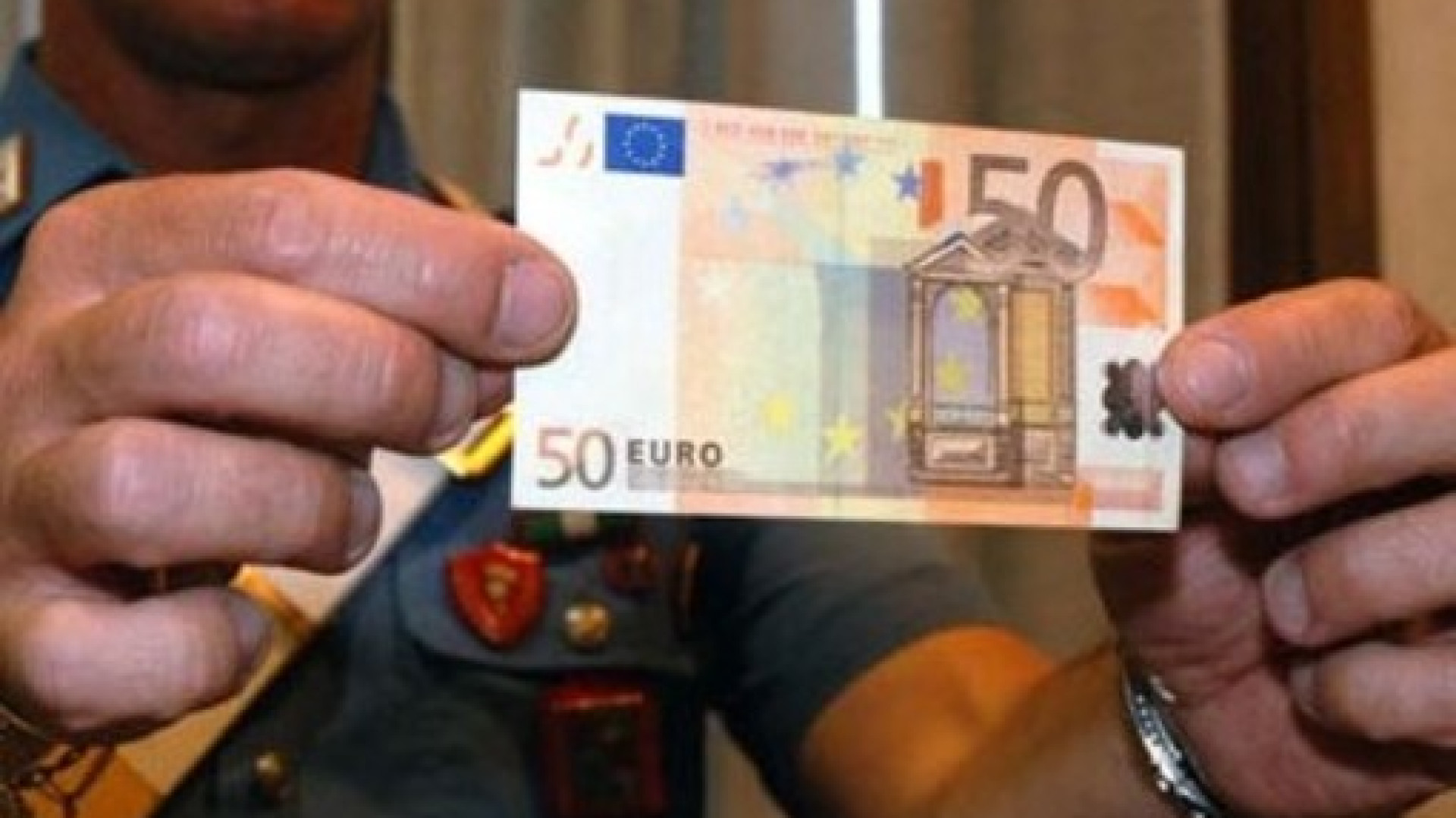 Cassolo, caffè e sigarette con cinquanta euro falsi: arrestata una 39enne