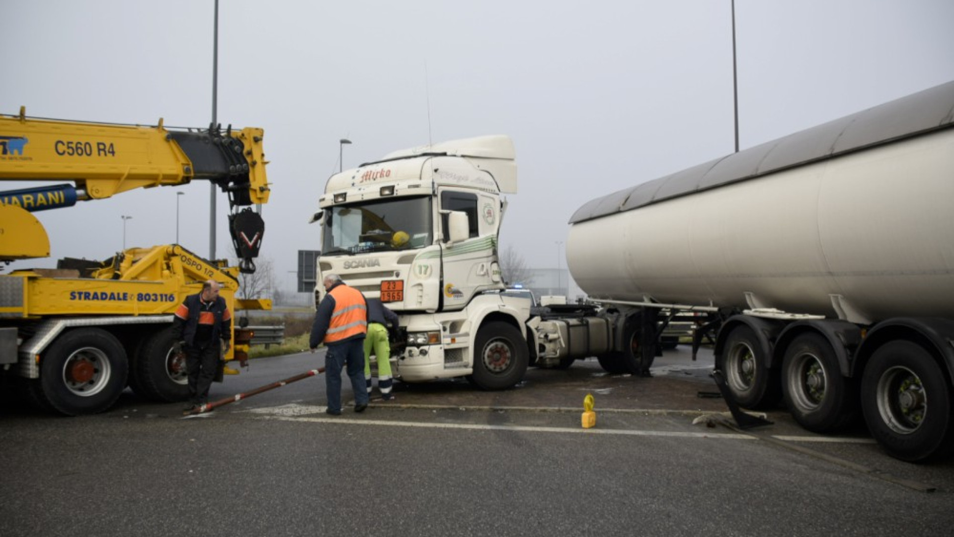 Tangenziale e Agazzana, due incidenti con camion. Traffico in tilt