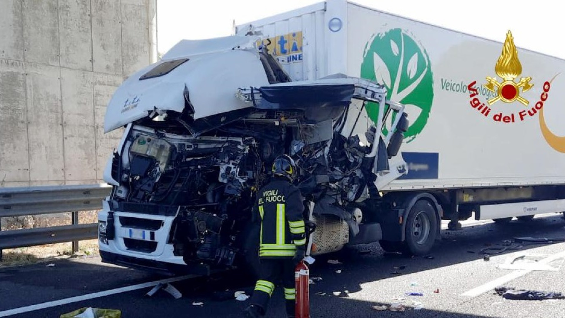 Altra tragedia in A1 a Cadeo: tamponamento tra due camion, muore un autista