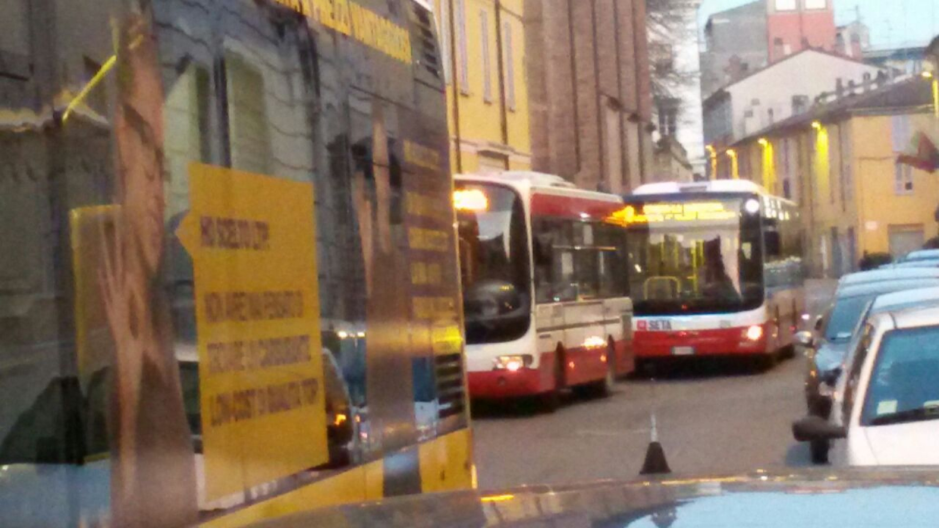Pullman bloccati un'ora in via Scalabrini: auto parcheggiata in divieto