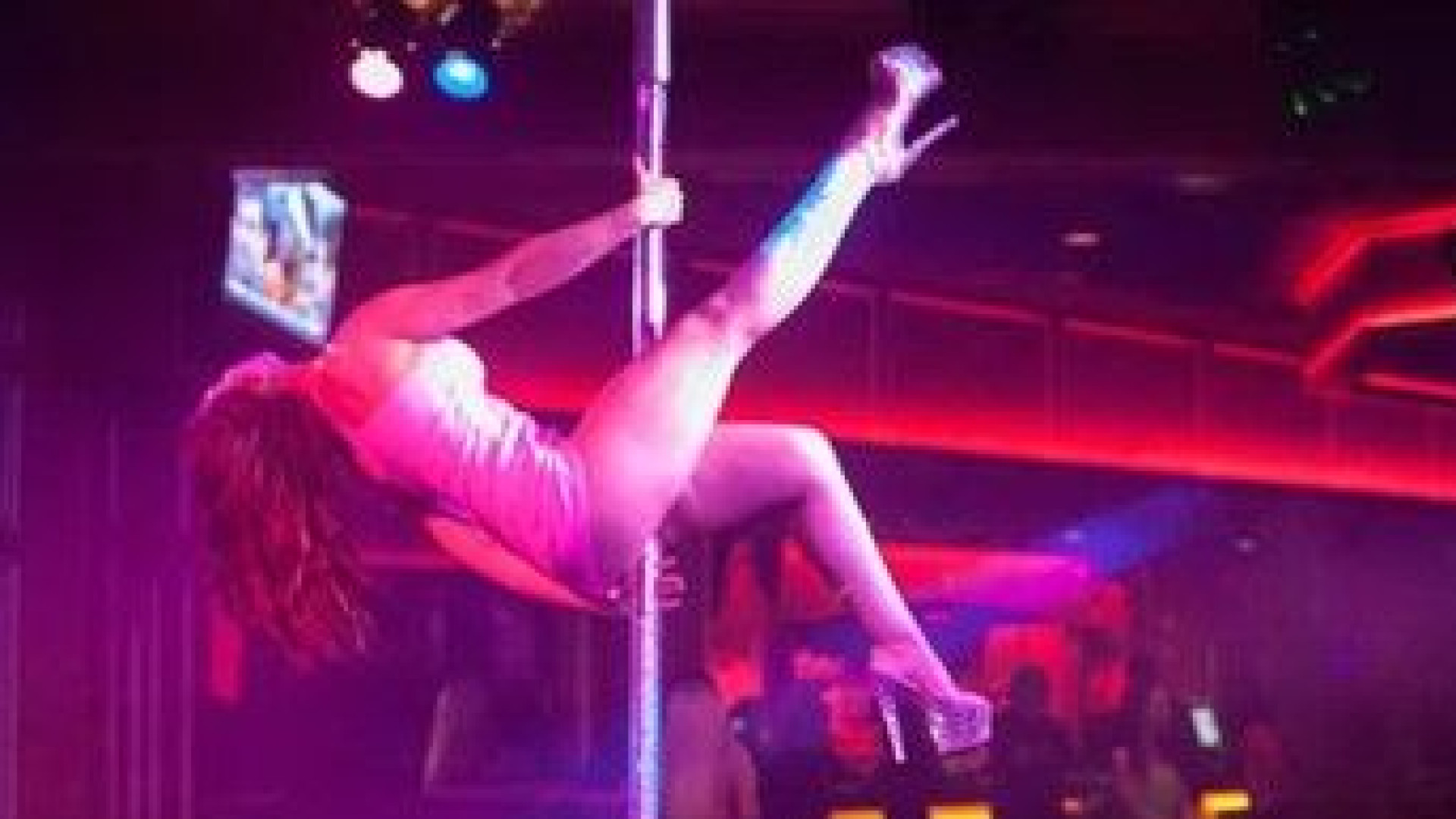 "Spillò 100mila euro a uno studente": ballerina di lap dance condannata a 2 anni e 5 mesi