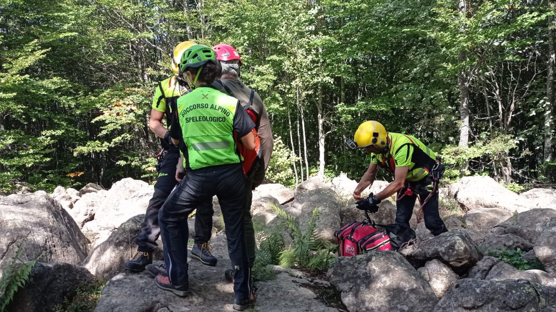 Si infortuna al ginocchio mentre va per funghi: 60enne soccorso in Alta Val Nure