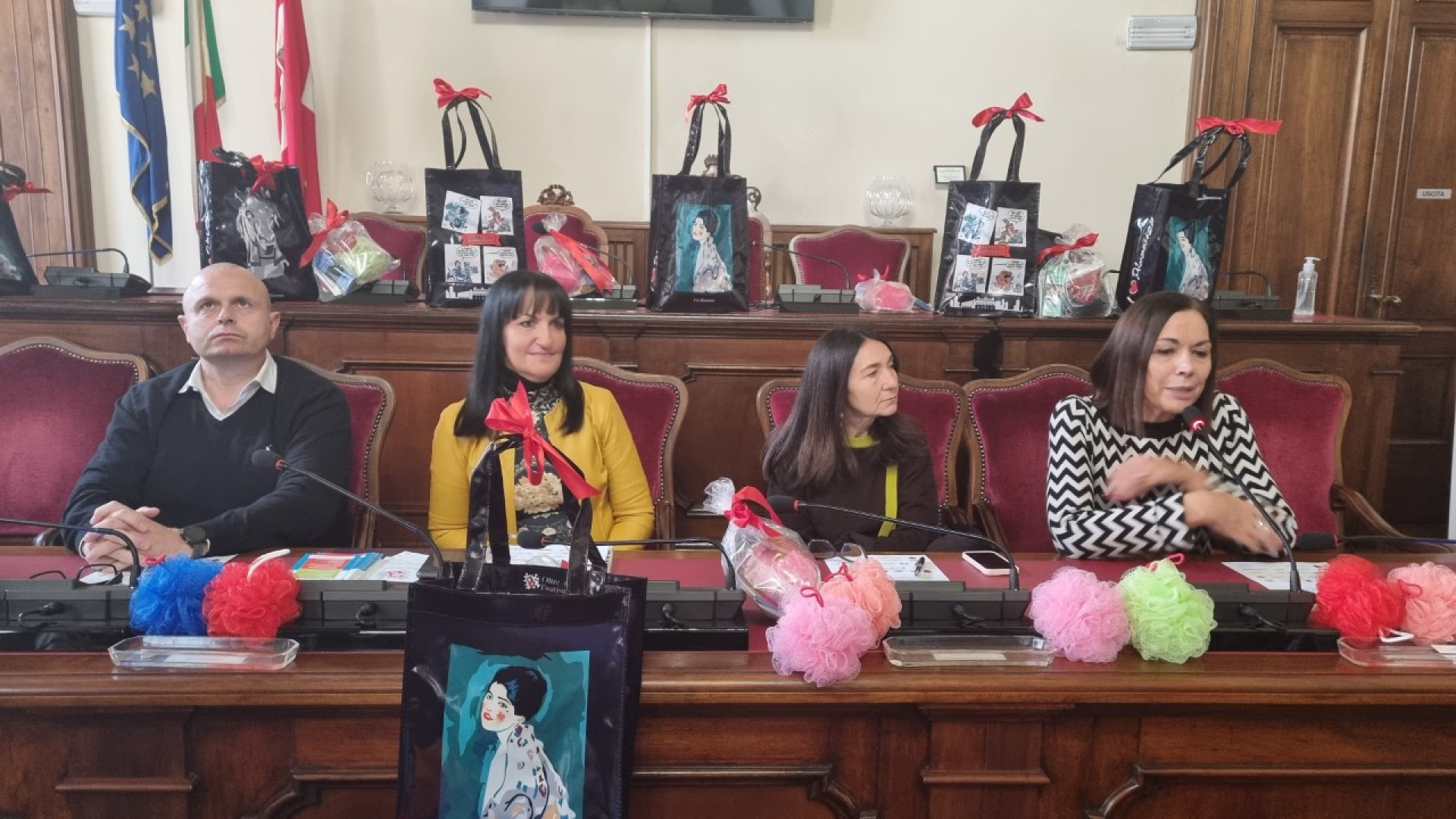 Signora di Klimt e Cavalli del Mochi: ecco le borsine solidali di "Oltre l'autismo"