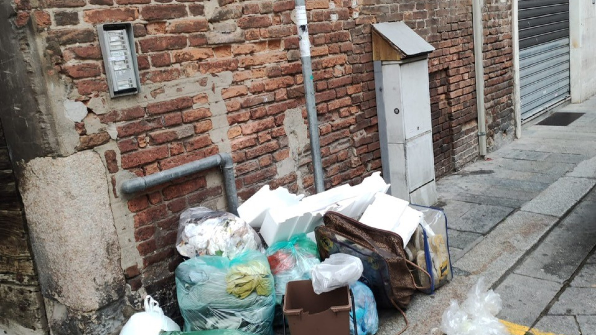 Via Roma, ancora rifiuti in strada. Iren: "Costretti a passare ogni giorno"