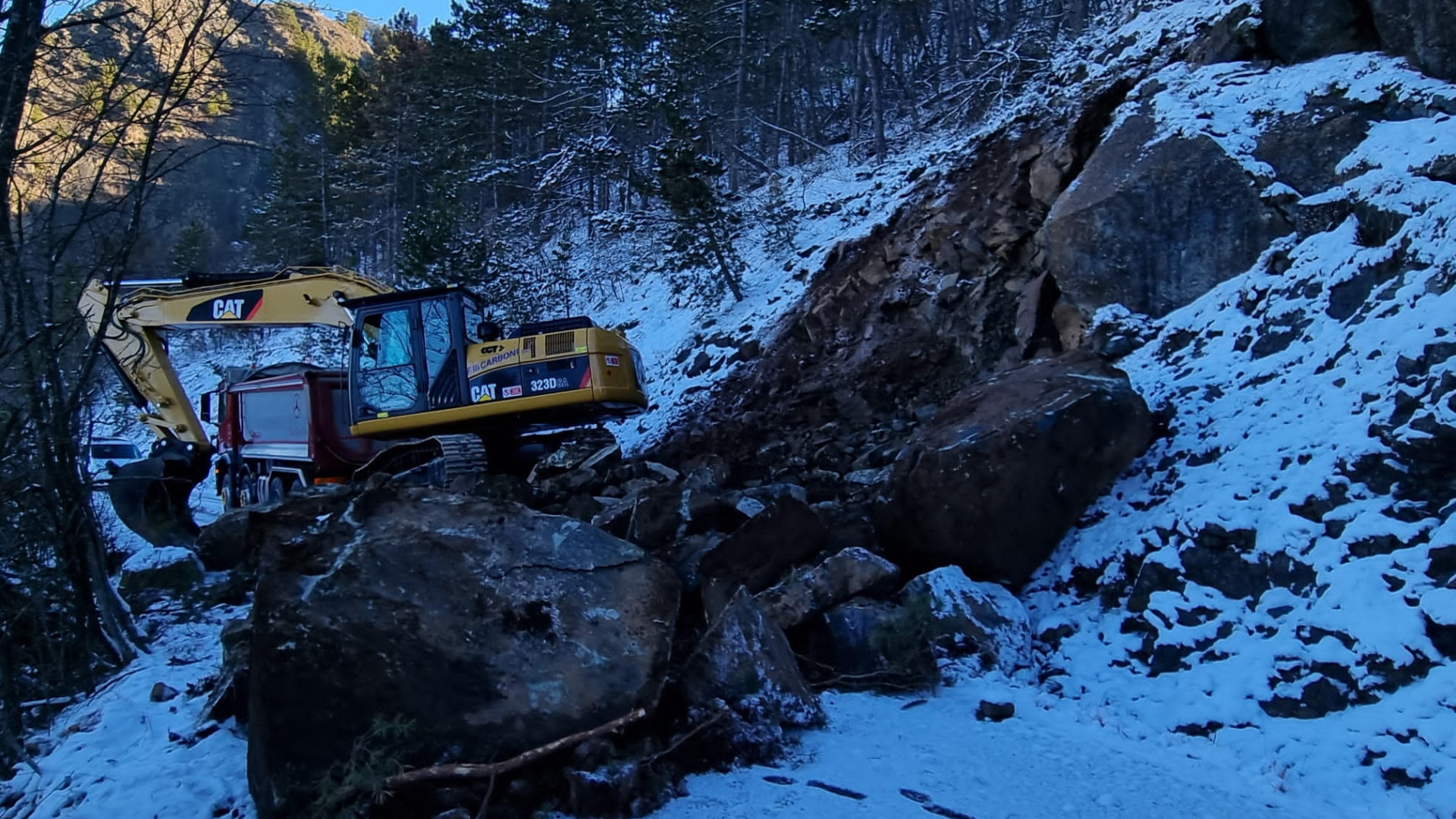 Frana sopra Corte Brugnatella, strada chiusa anche al traffico pedonale
