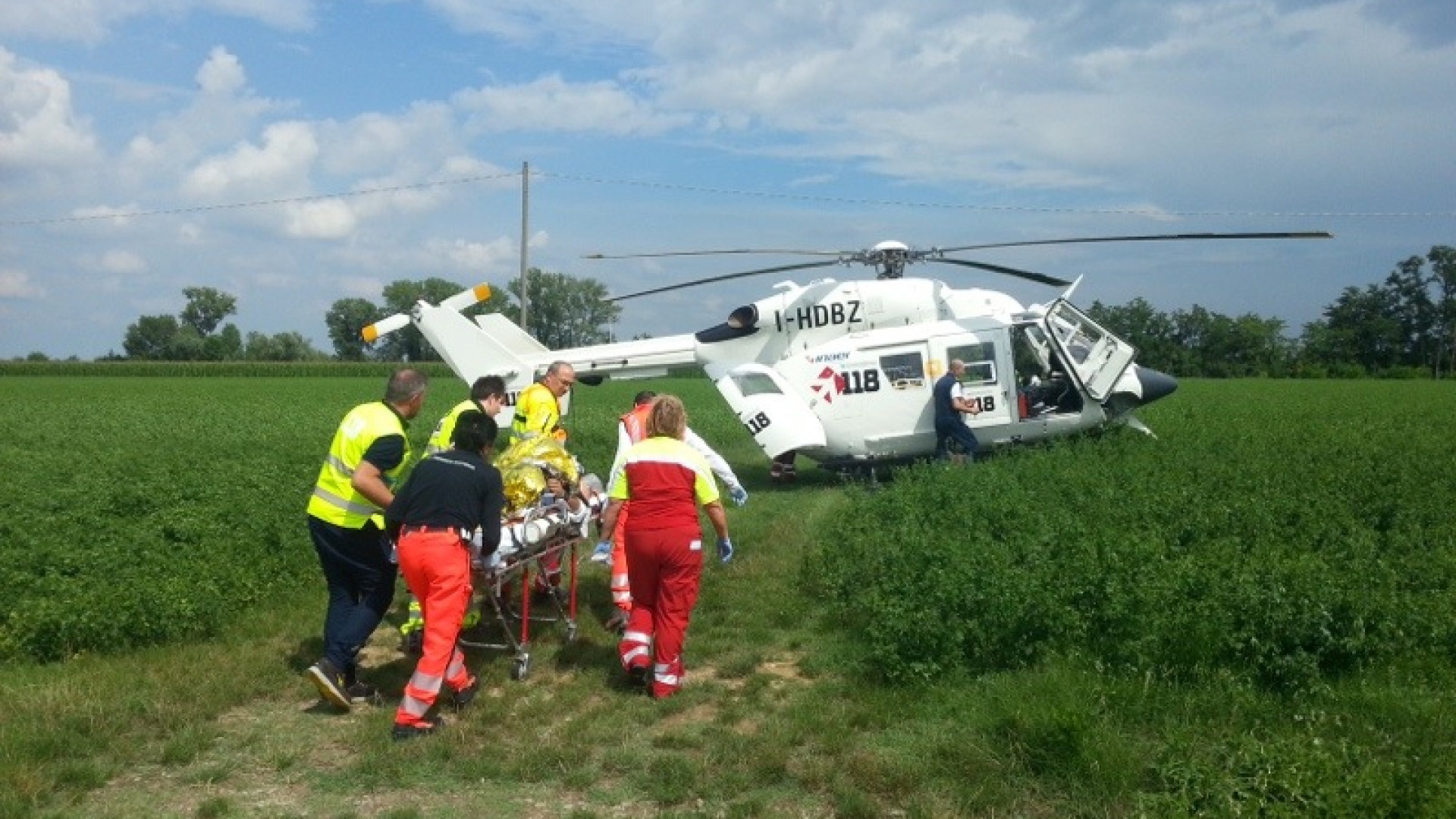 Fuori strada con lo scooter dopo un volo di 20 metri. È gravissimo